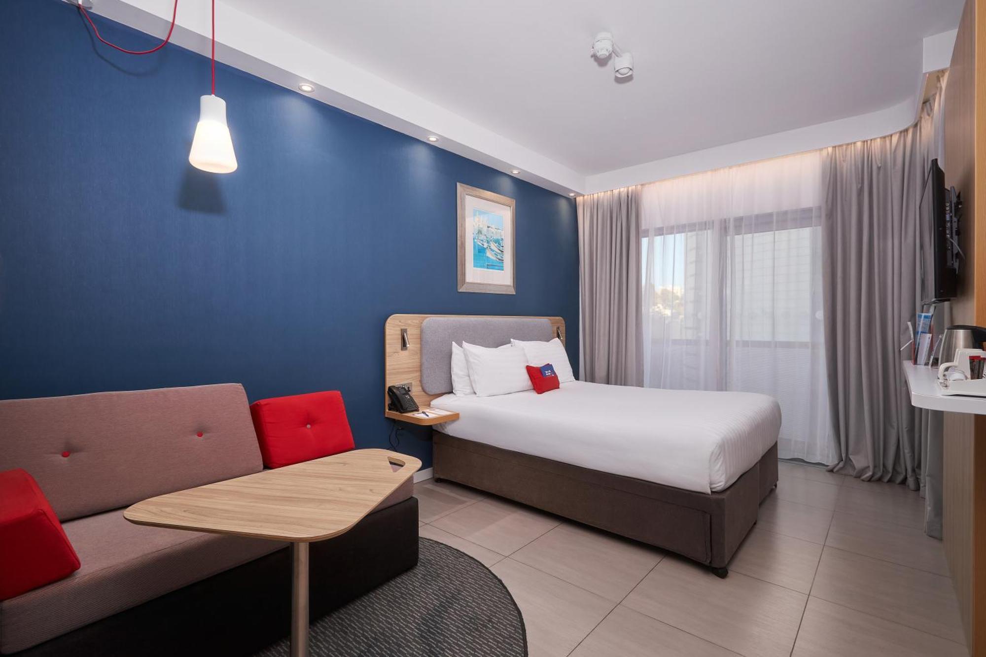 Habitación Doble Estándar con sofá cama y balcón
