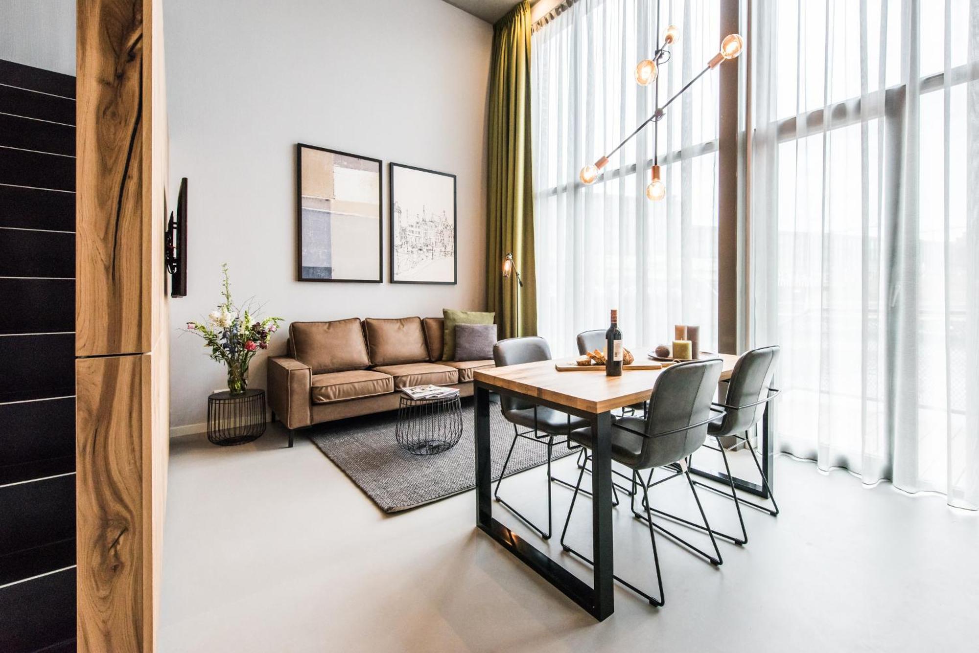 Large 1 Bedroom Apartment Canal view Duplex
