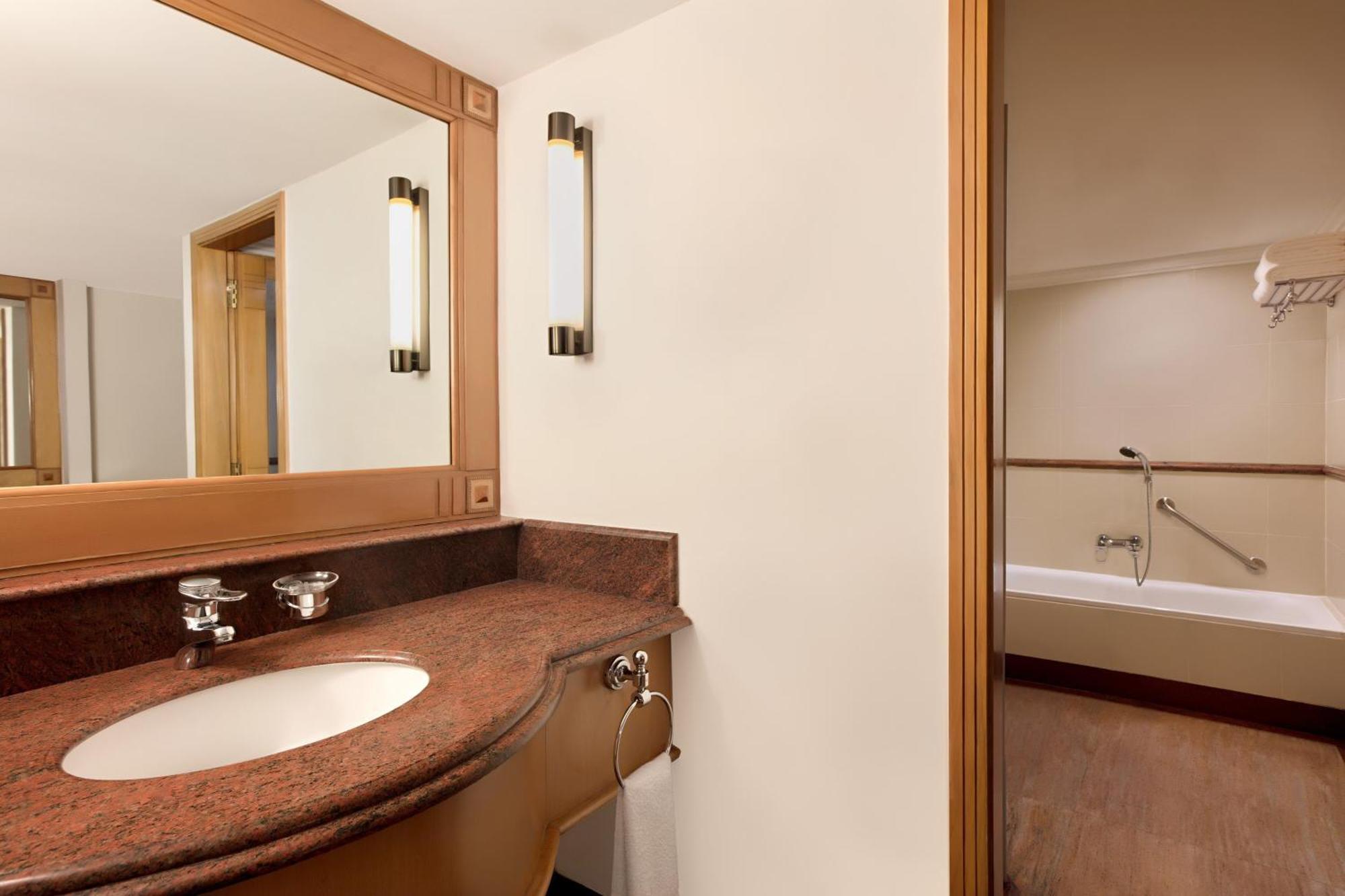 Club Room, Club Lounge, Guest room, 1 King with 10% F & B discount,1622877647:JPEG