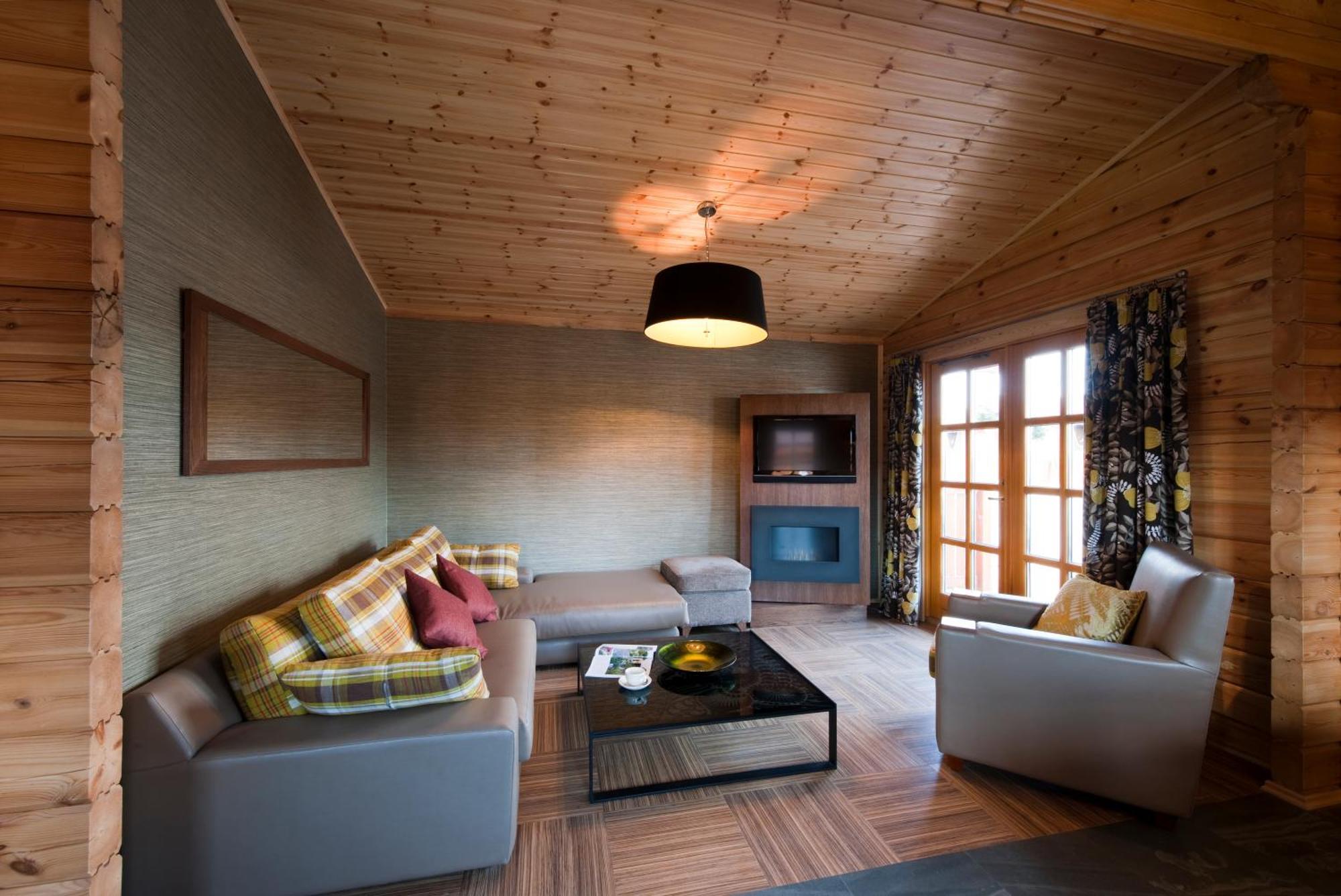 Three-Bedroom Lodge Private Hot Tub