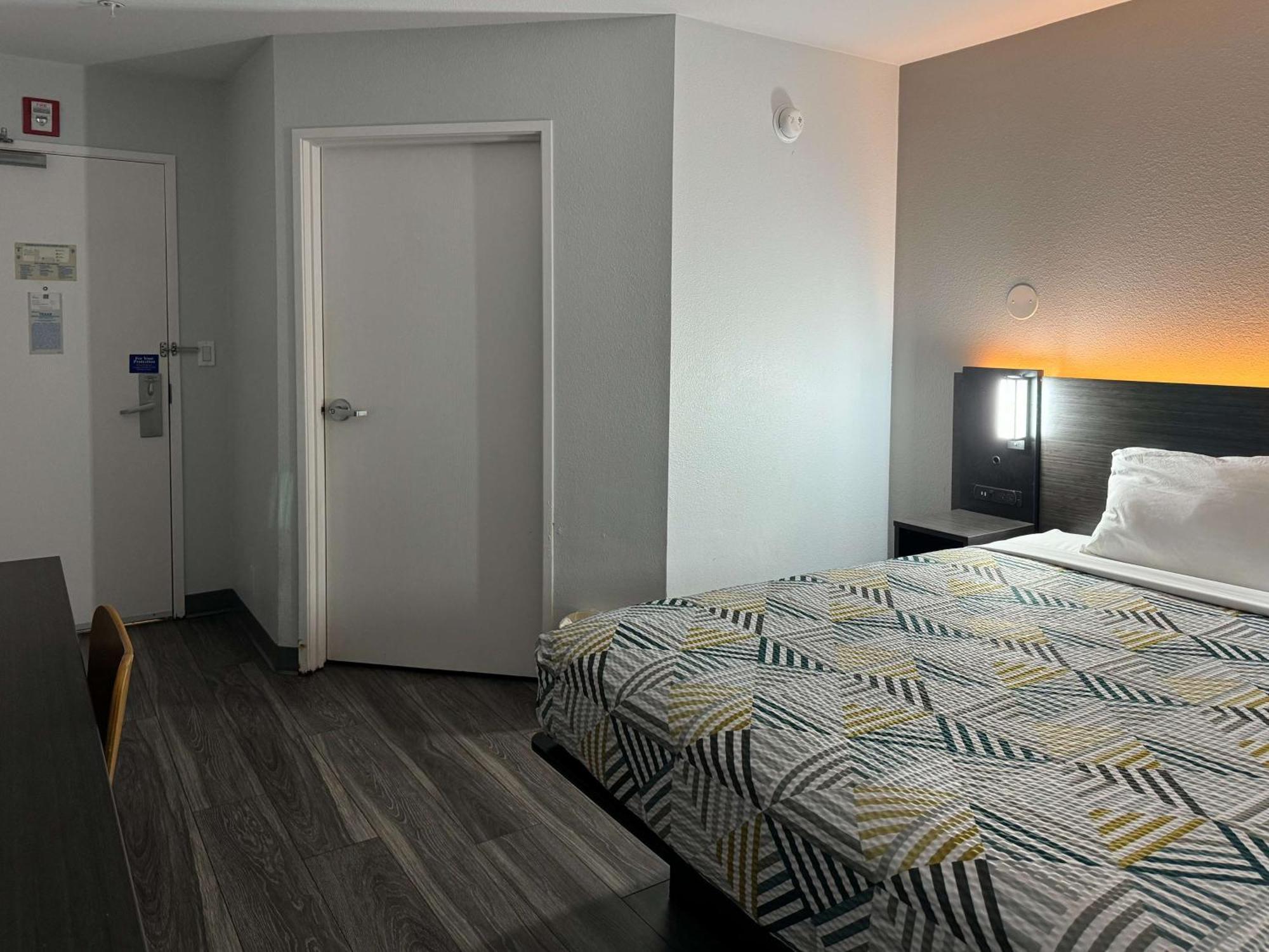 Habitación con cama grande