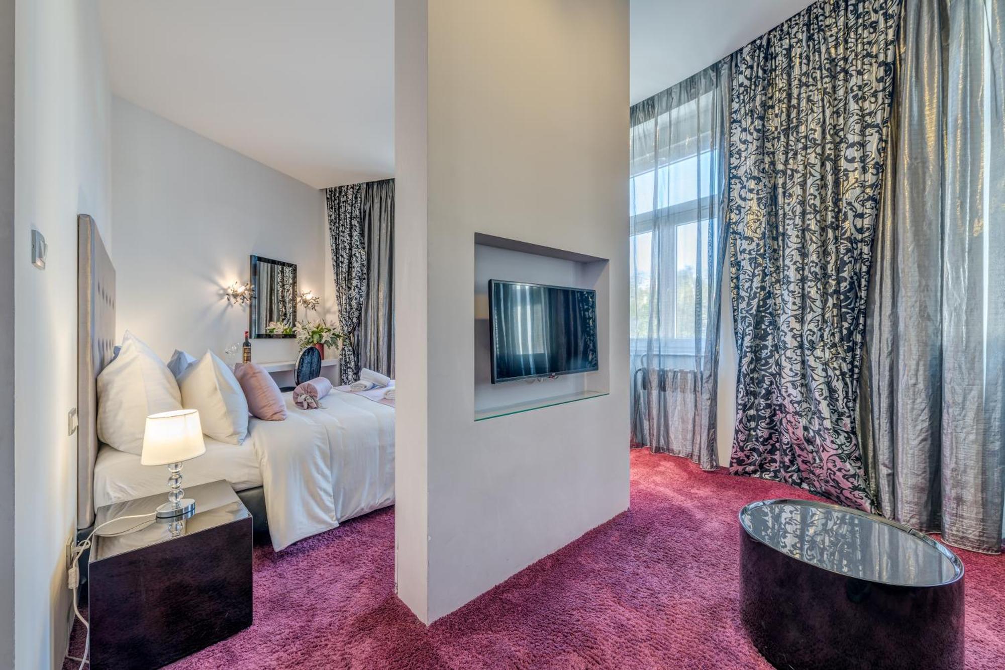 Deluxe Double Room Extra Bed City View