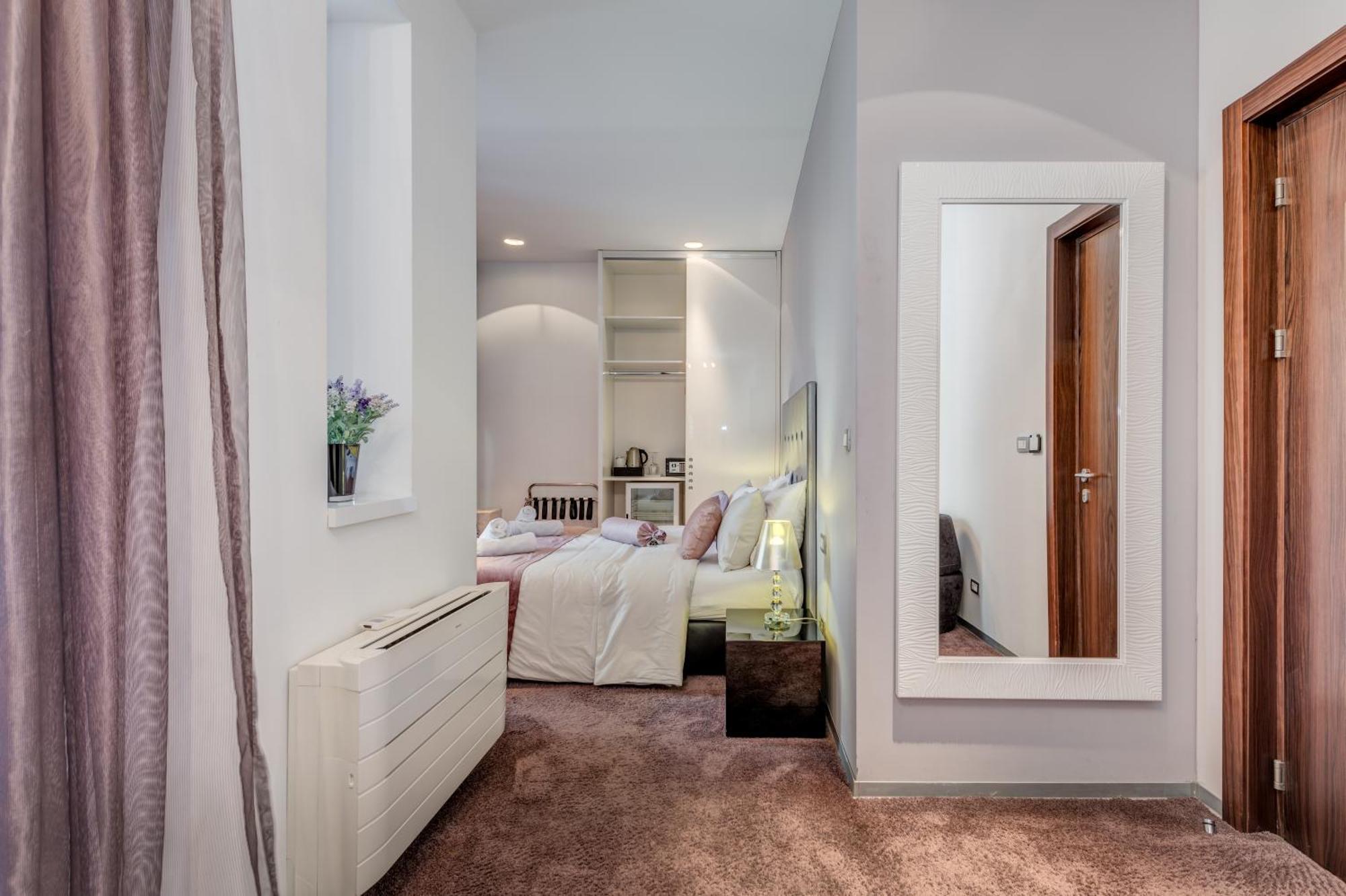 Deluxe Double Room Jacuzzi City View
