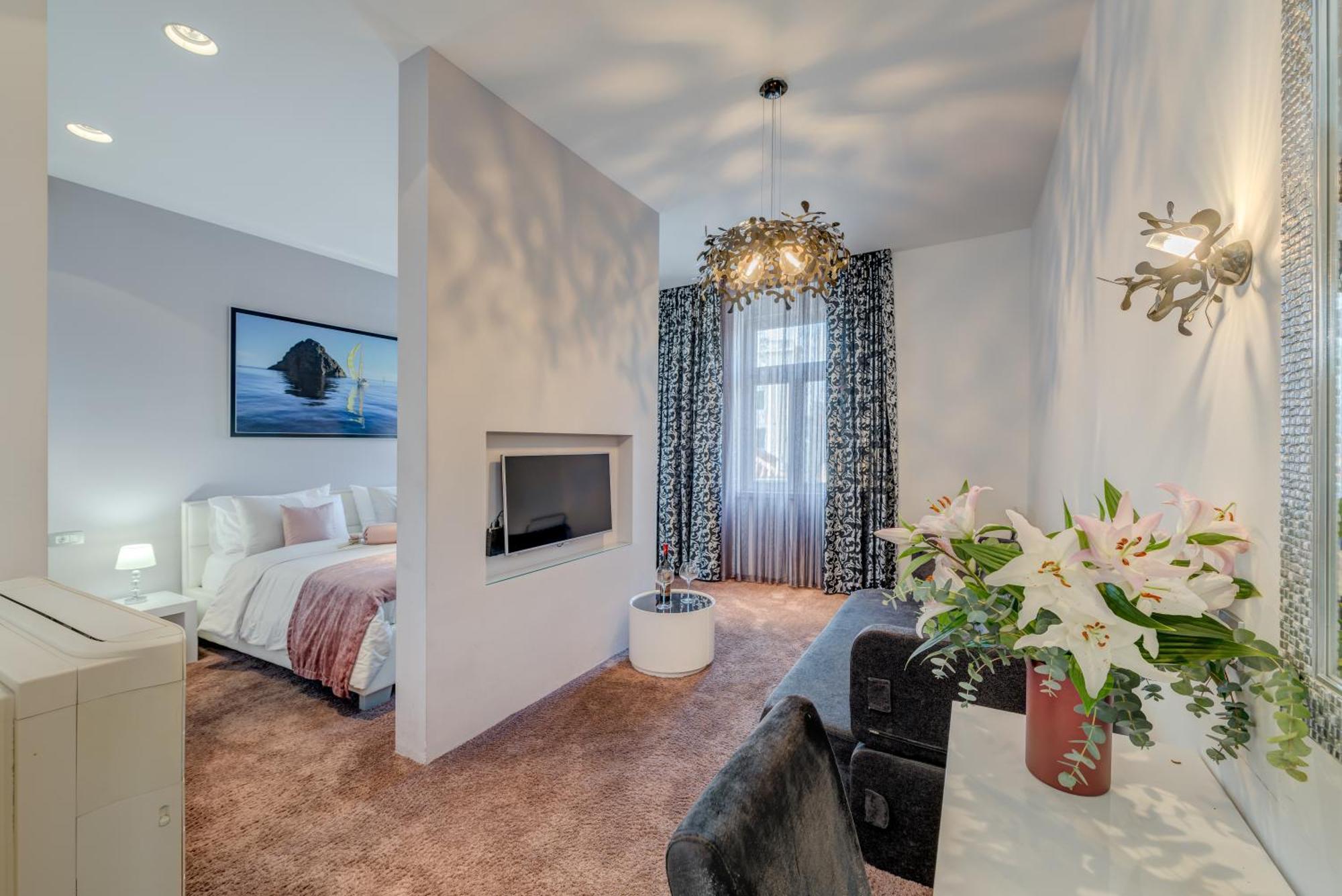 Deluxe Double Room Extra Bed City View