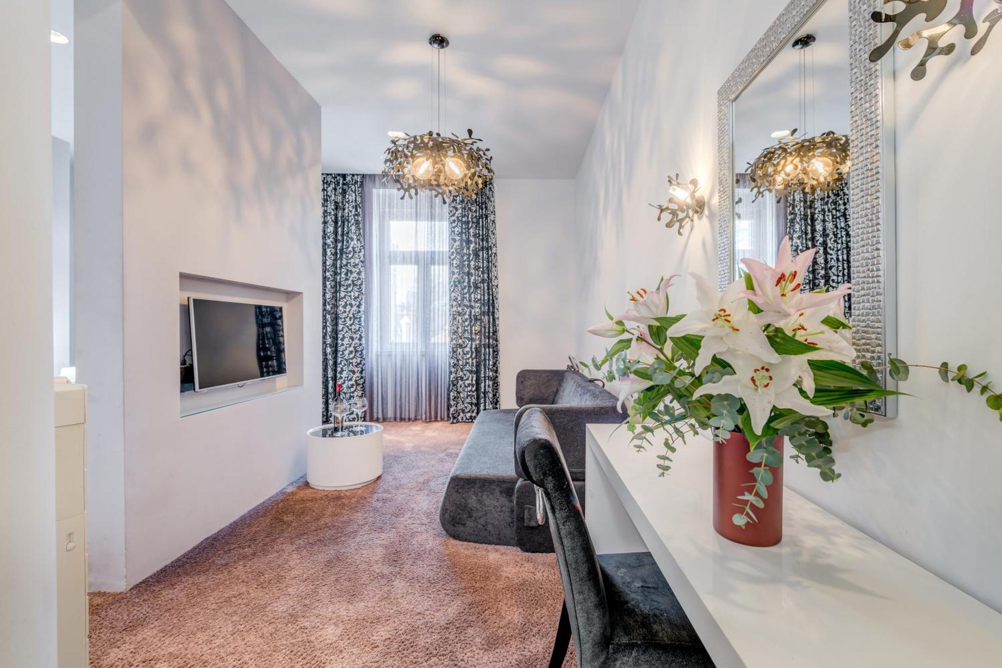 Deluxe Double Room Extra Bed City View