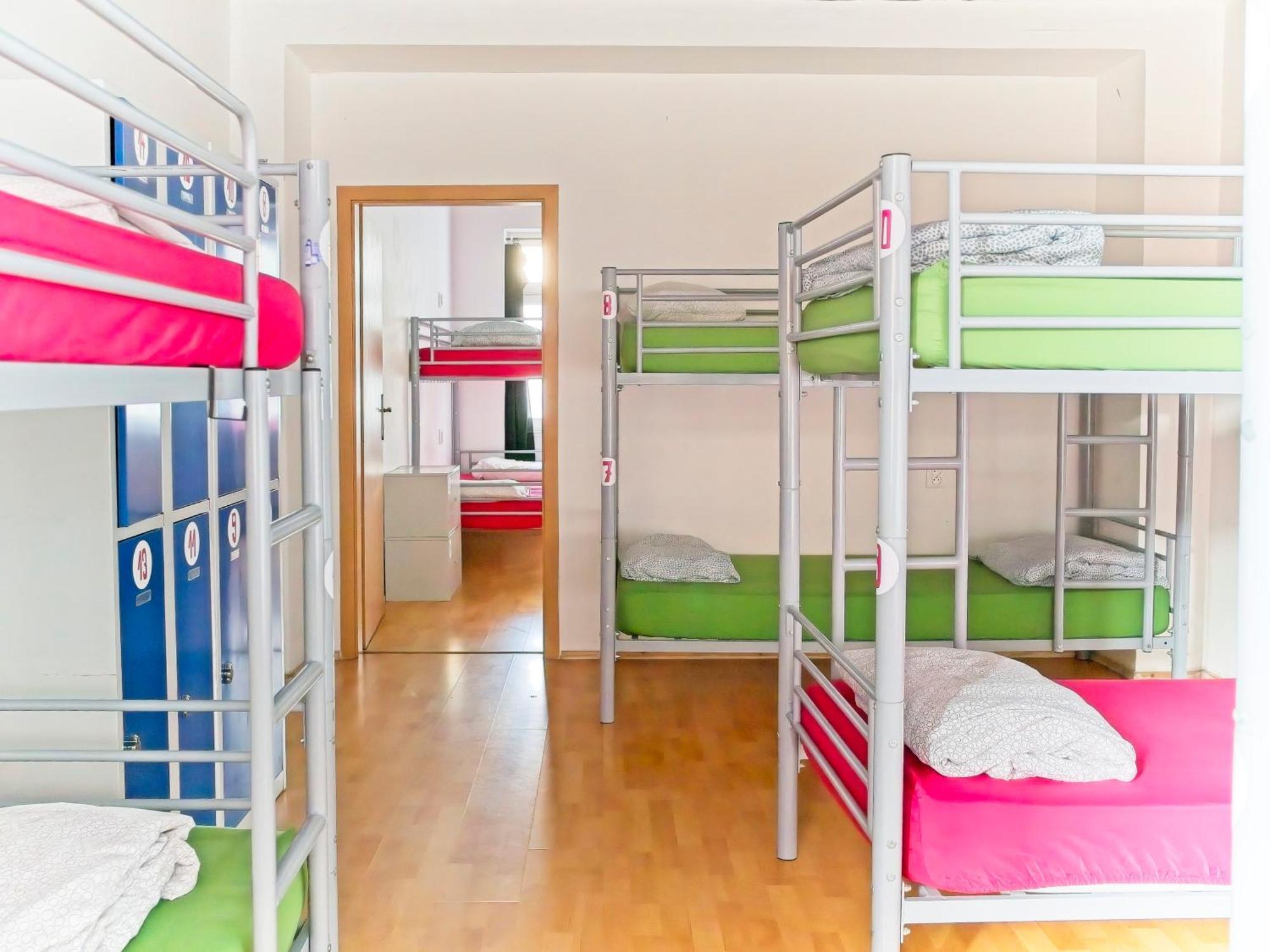 Bett im gemischten 14-Bett-Schlafsaal