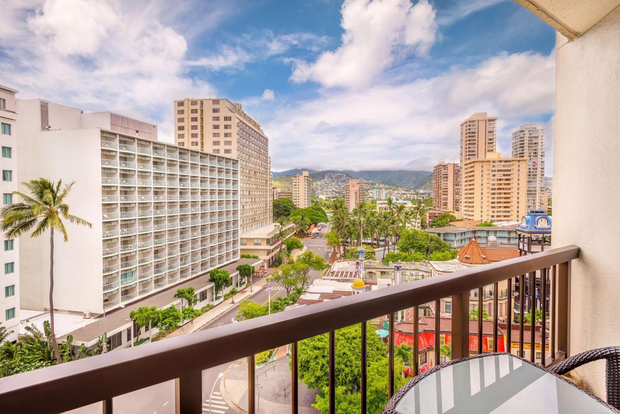 Habitación con 2 camas grandes y vistas a la ciudad