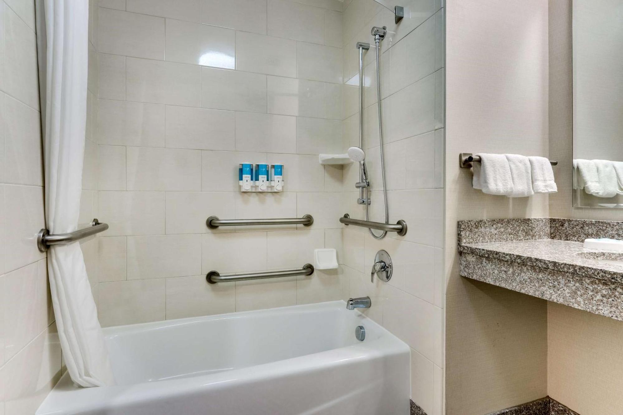 Deluxe King Room Accessible Tub