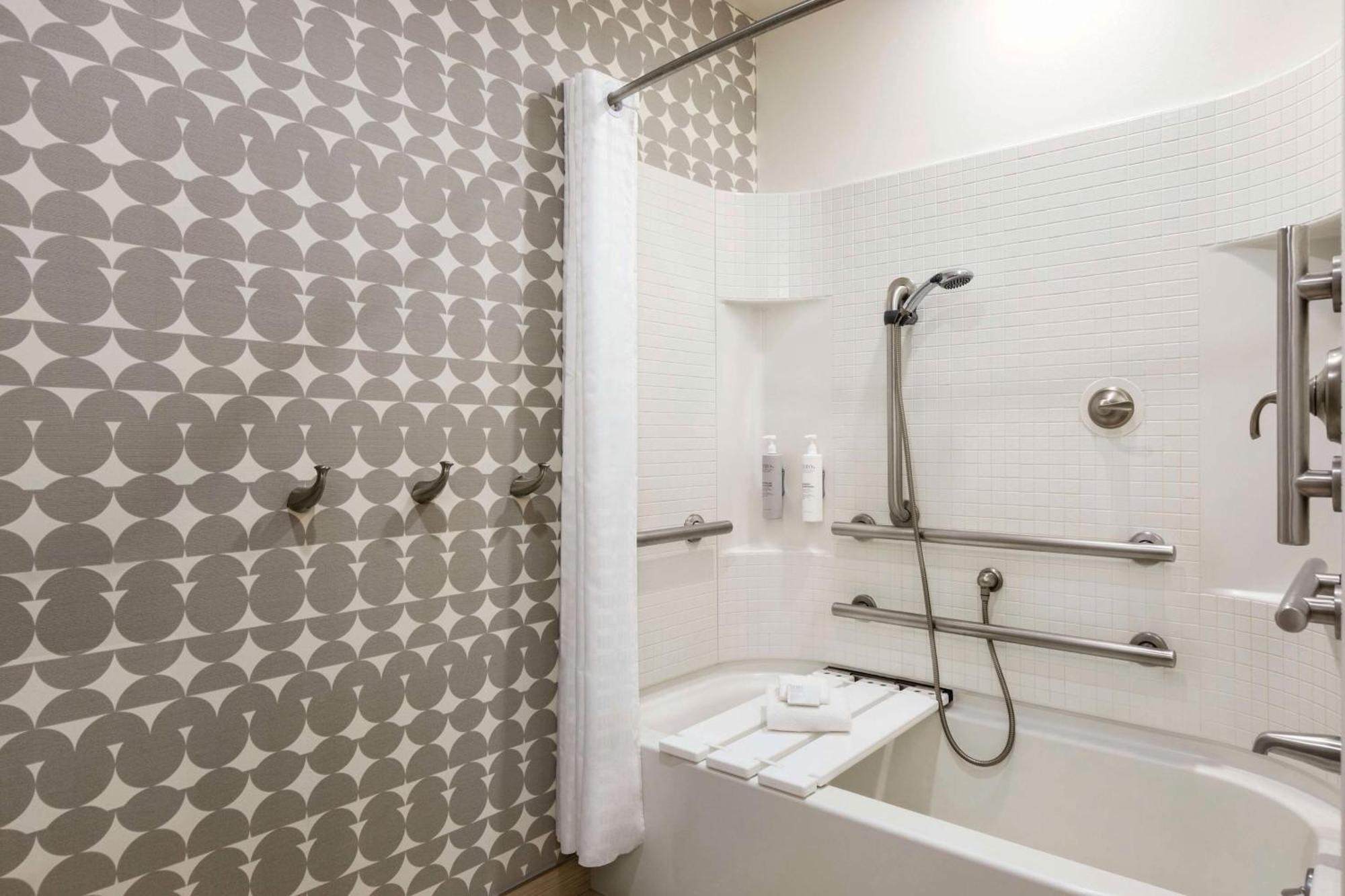 Queen Studio Suite Hearing Access or Non-Smoking