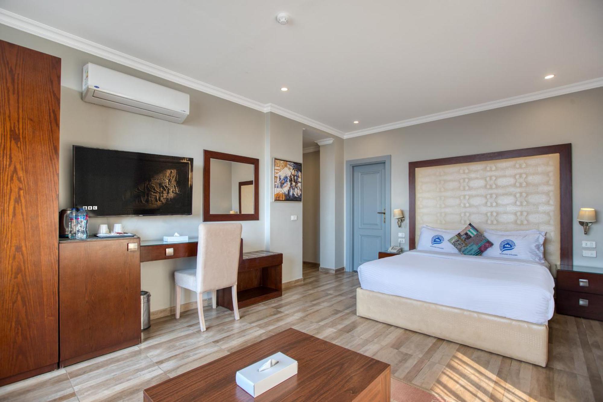 Luxe Suite met Balkon en Panoramisch Uitzicht op de Piramides