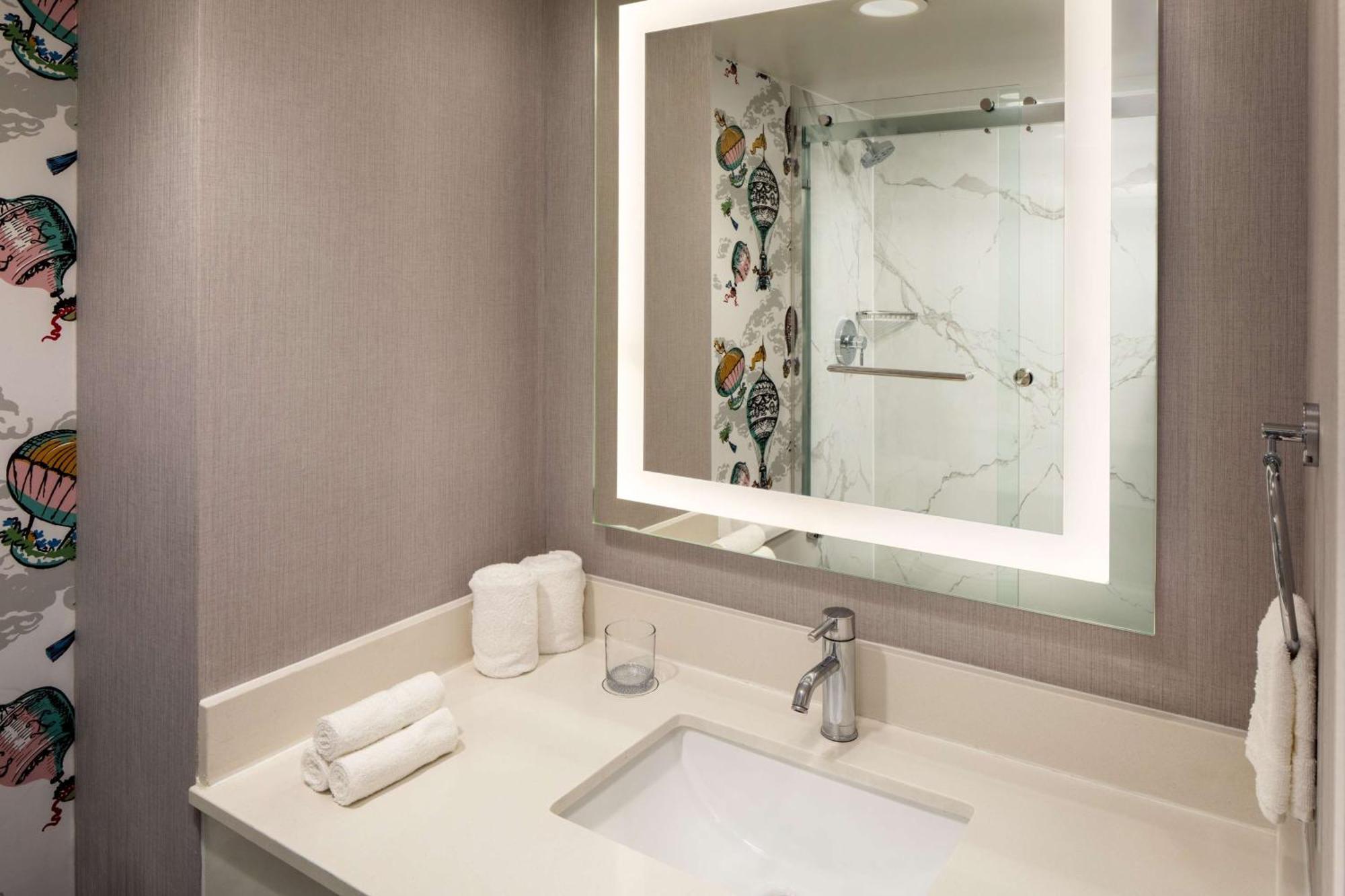 King Room Executive Floor or Hearing Accessible,1498962025:JPEG