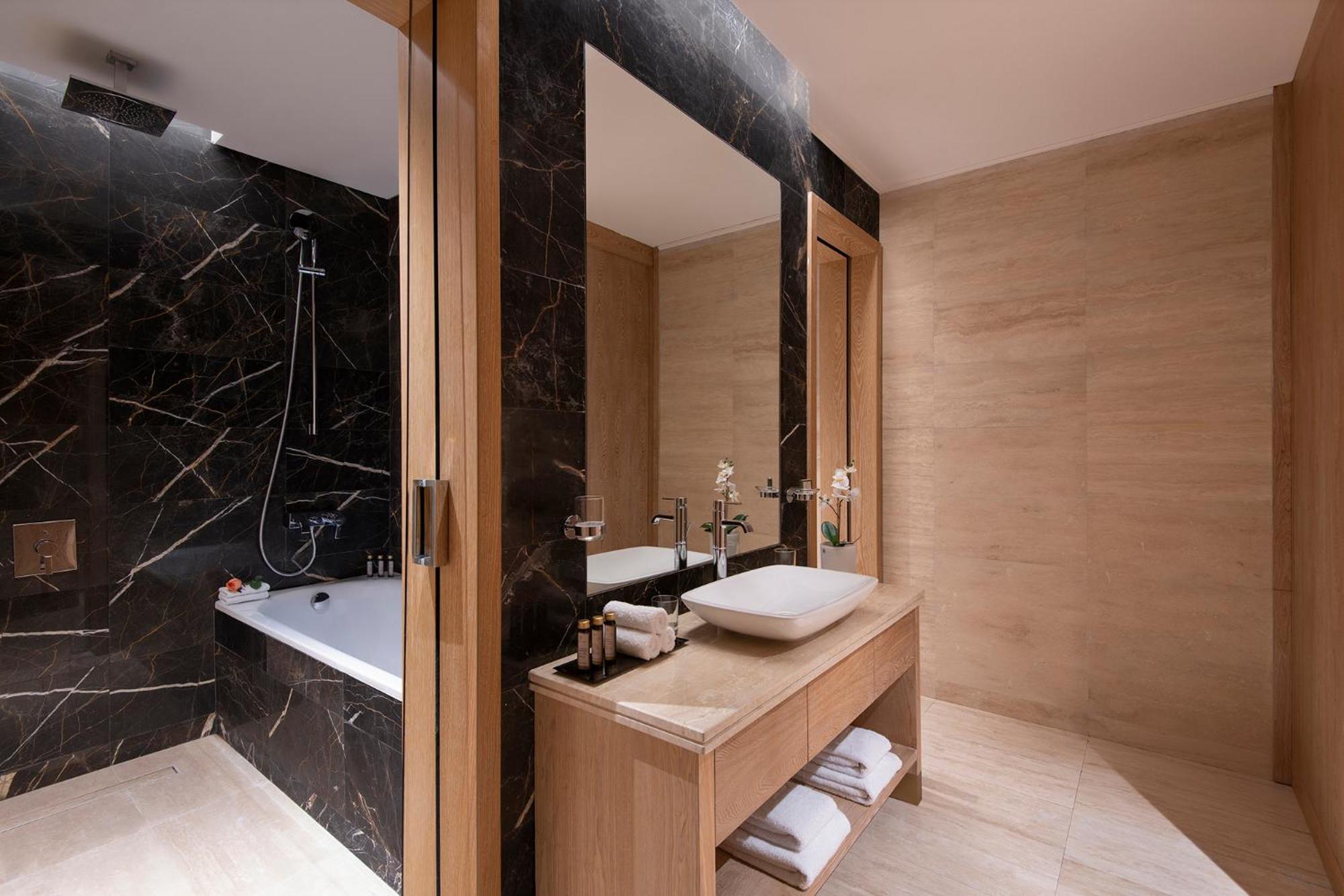 One Bedroom Suite King Executive City View Westbay Beach Access