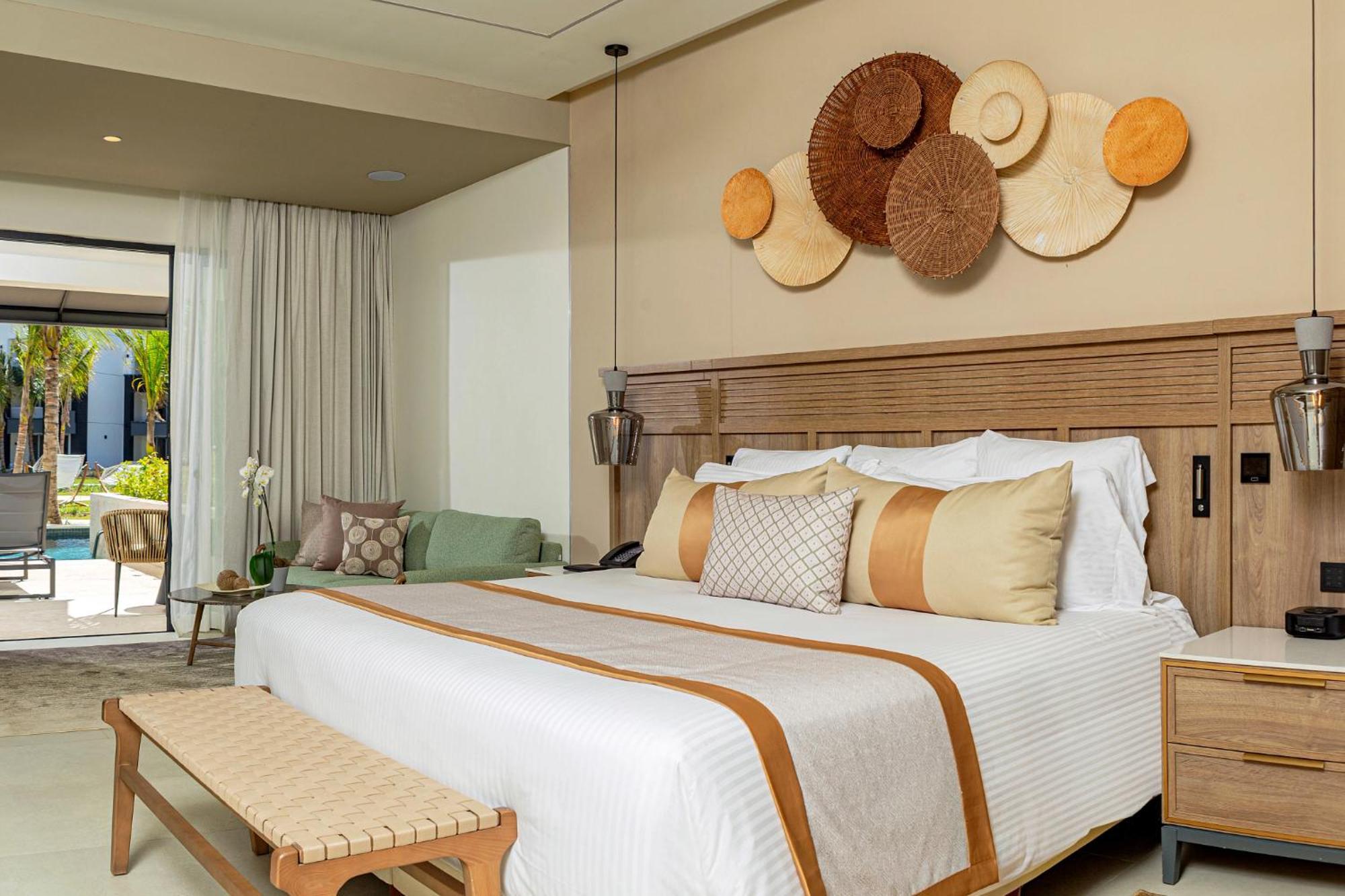Suite Junior con cama extragrande y acceso directo a una piscina