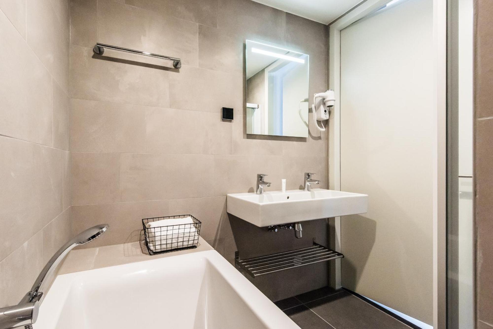 Large 1 Bedroom Apartment Canal view Duplex