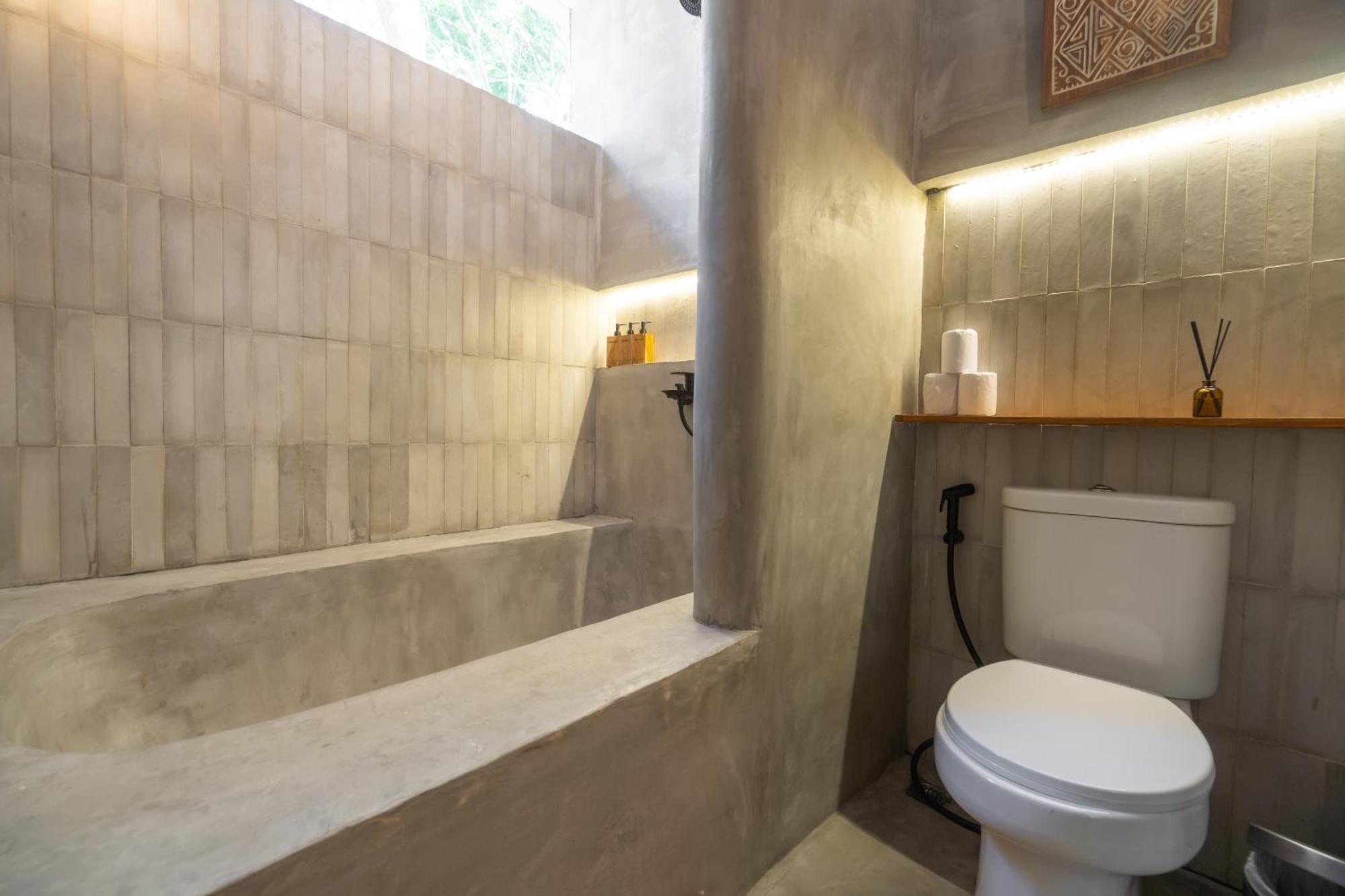 King Deluxe or Twin Room bathtub
