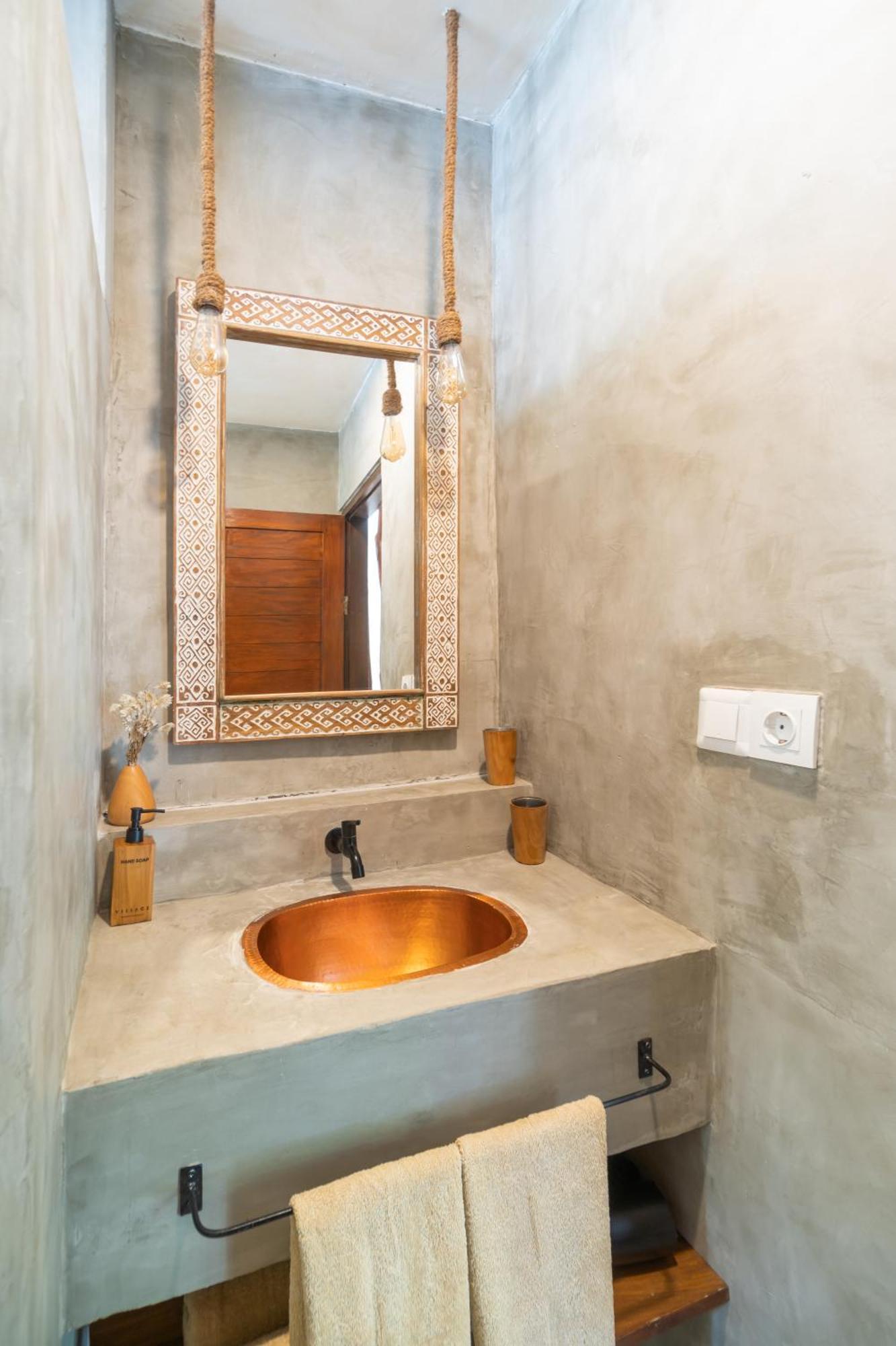 King Deluxe or Twin Room bathtub