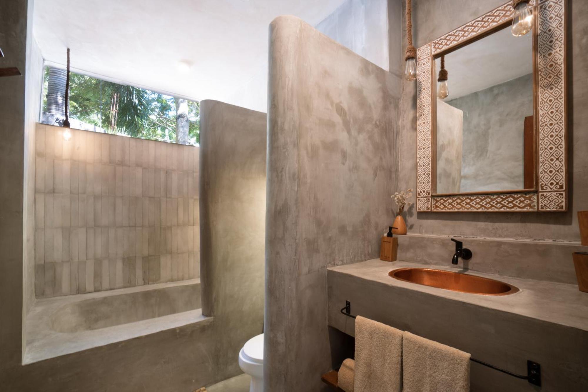 King Deluxe or Twin Room bathtub