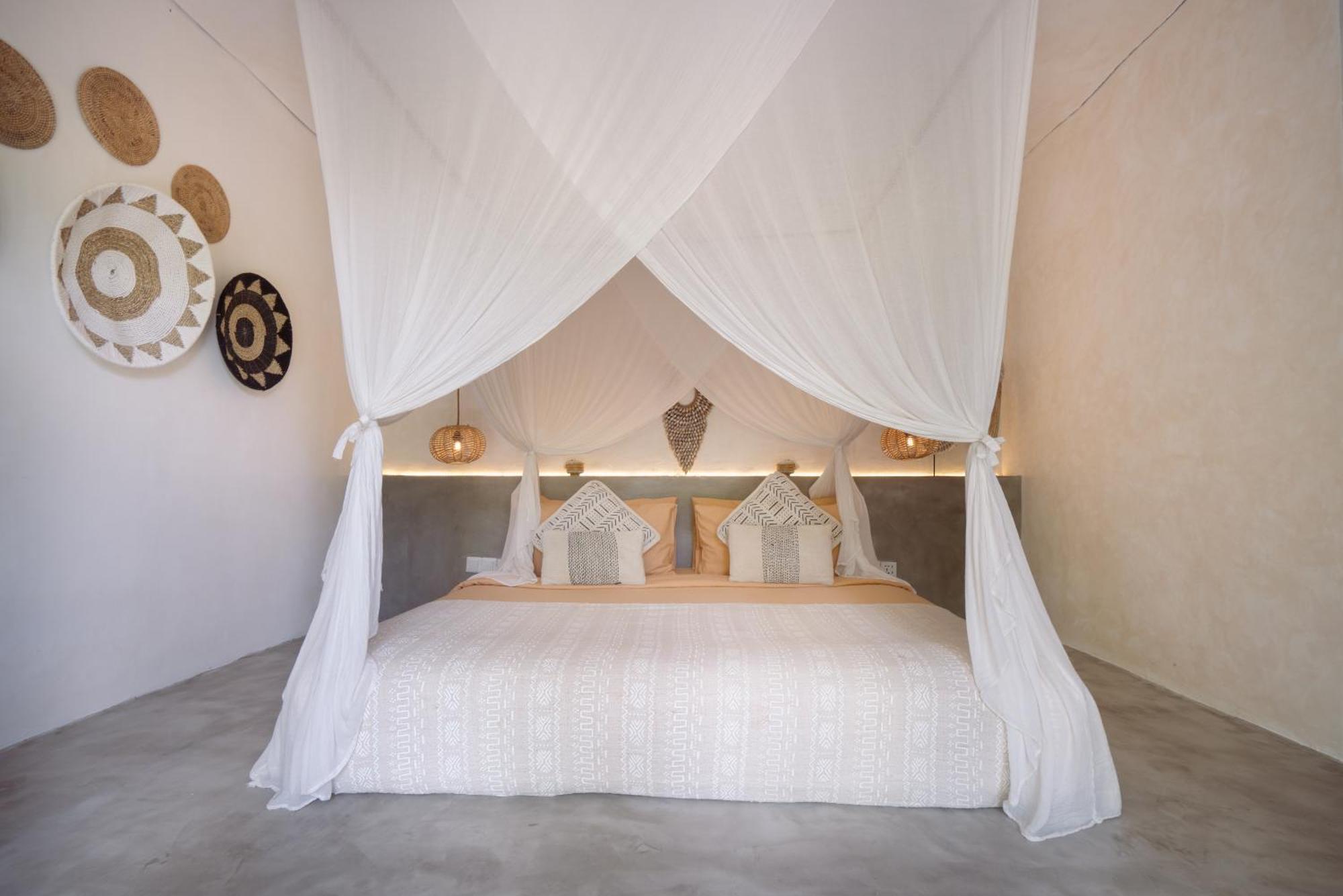 King Deluxe or Twin Room bathtub