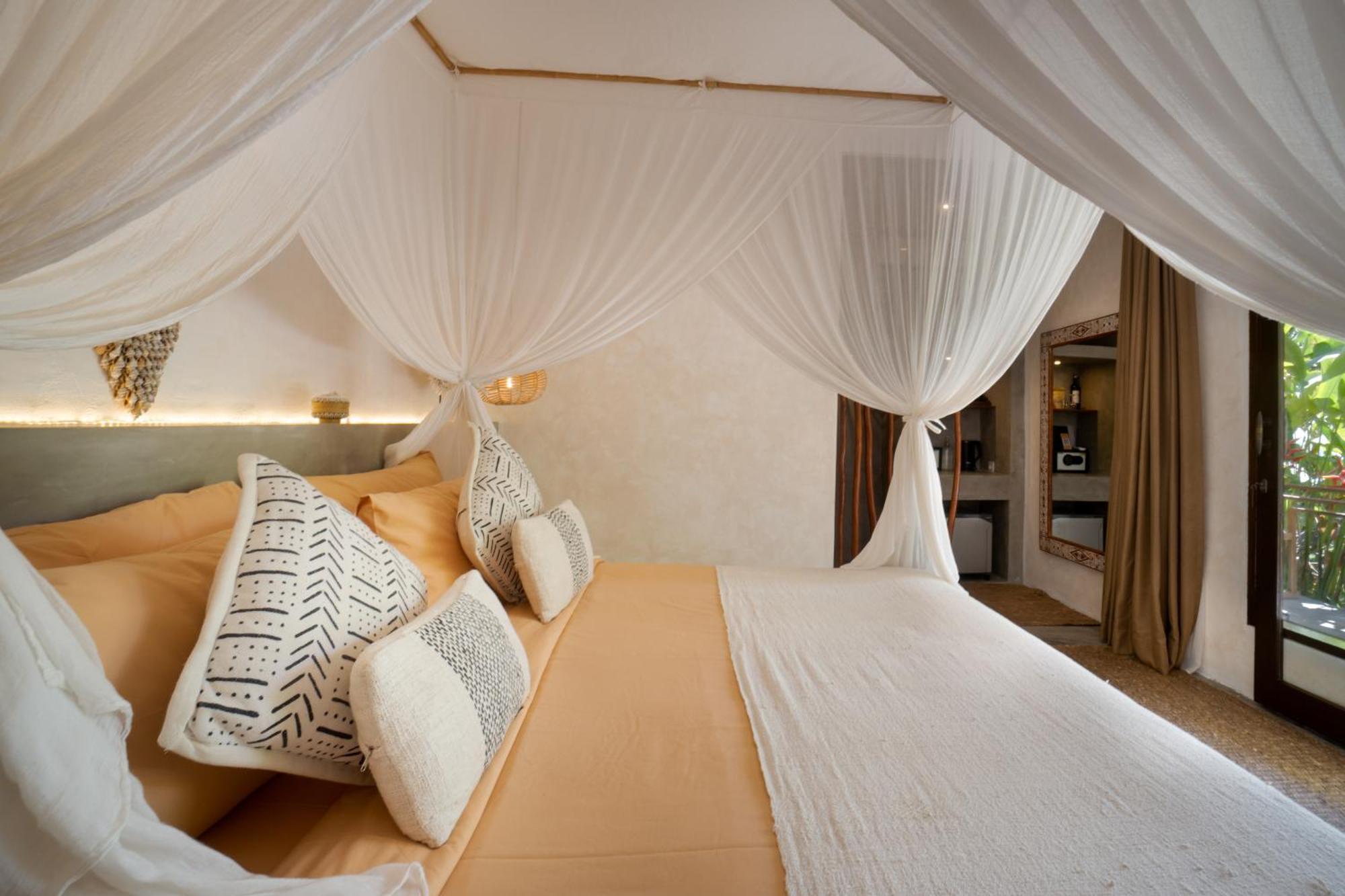 King Deluxe or Twin Room bathtub