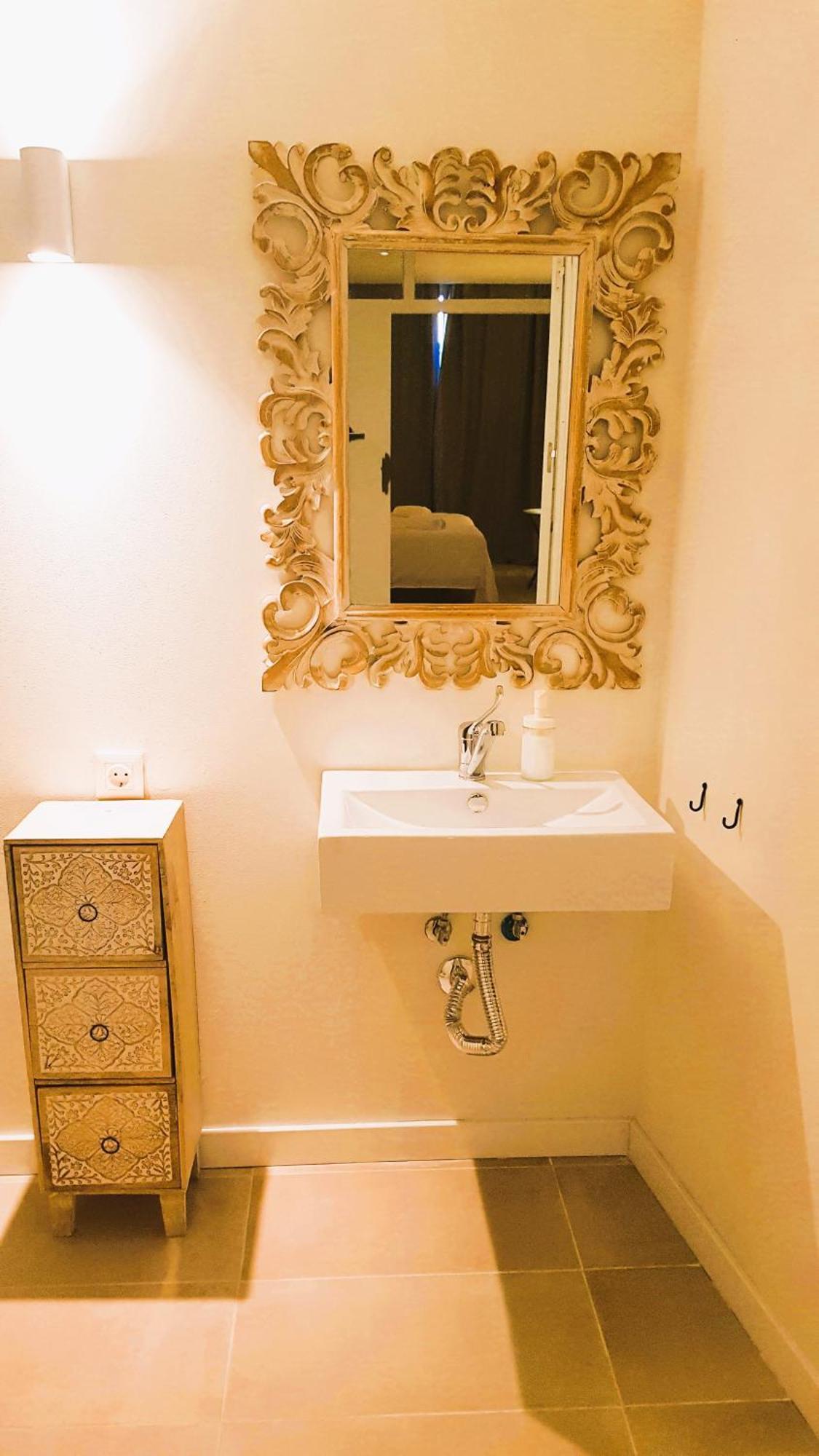 Deluxe Double Room Shower