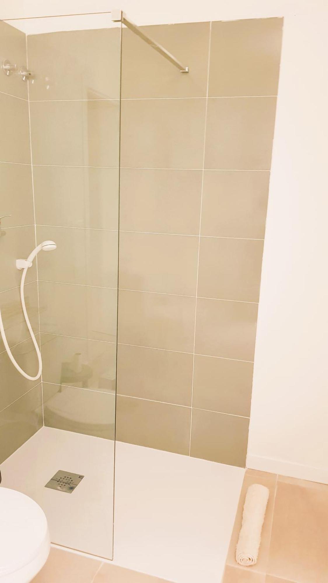 Deluxe Double Room Shower
