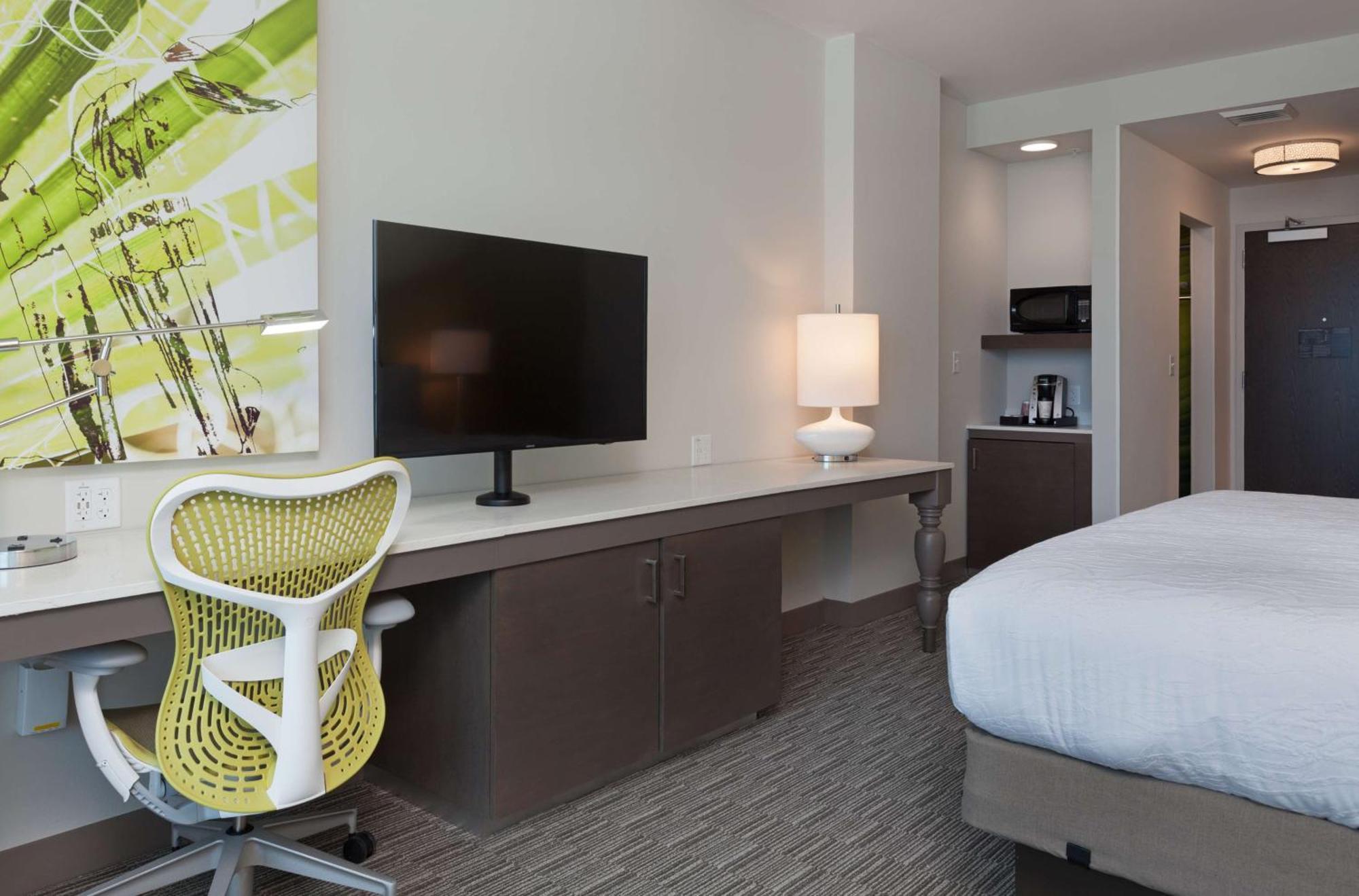 Habitación con cama extragrande y balcón