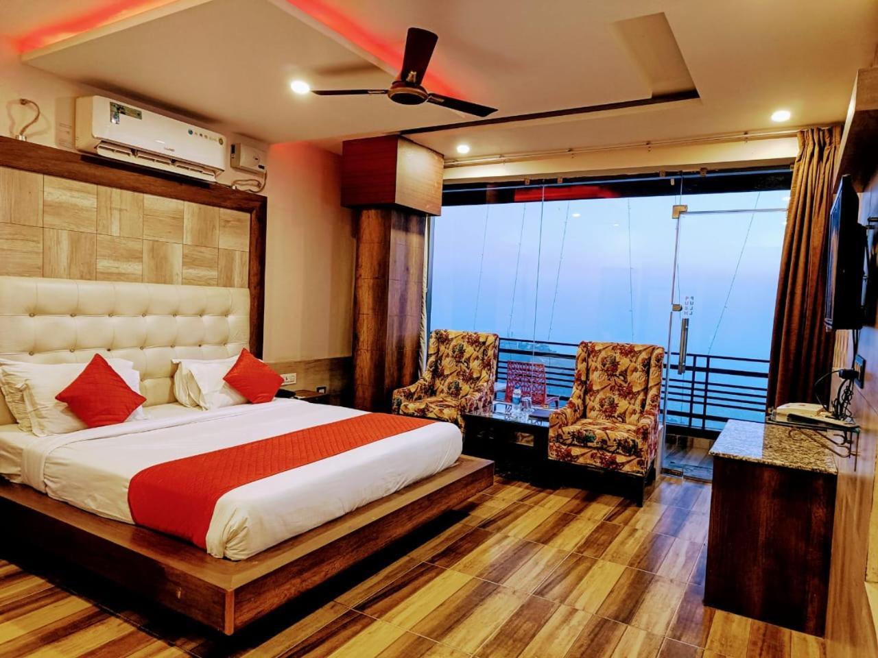 Habitación con cama extragrande y balcón