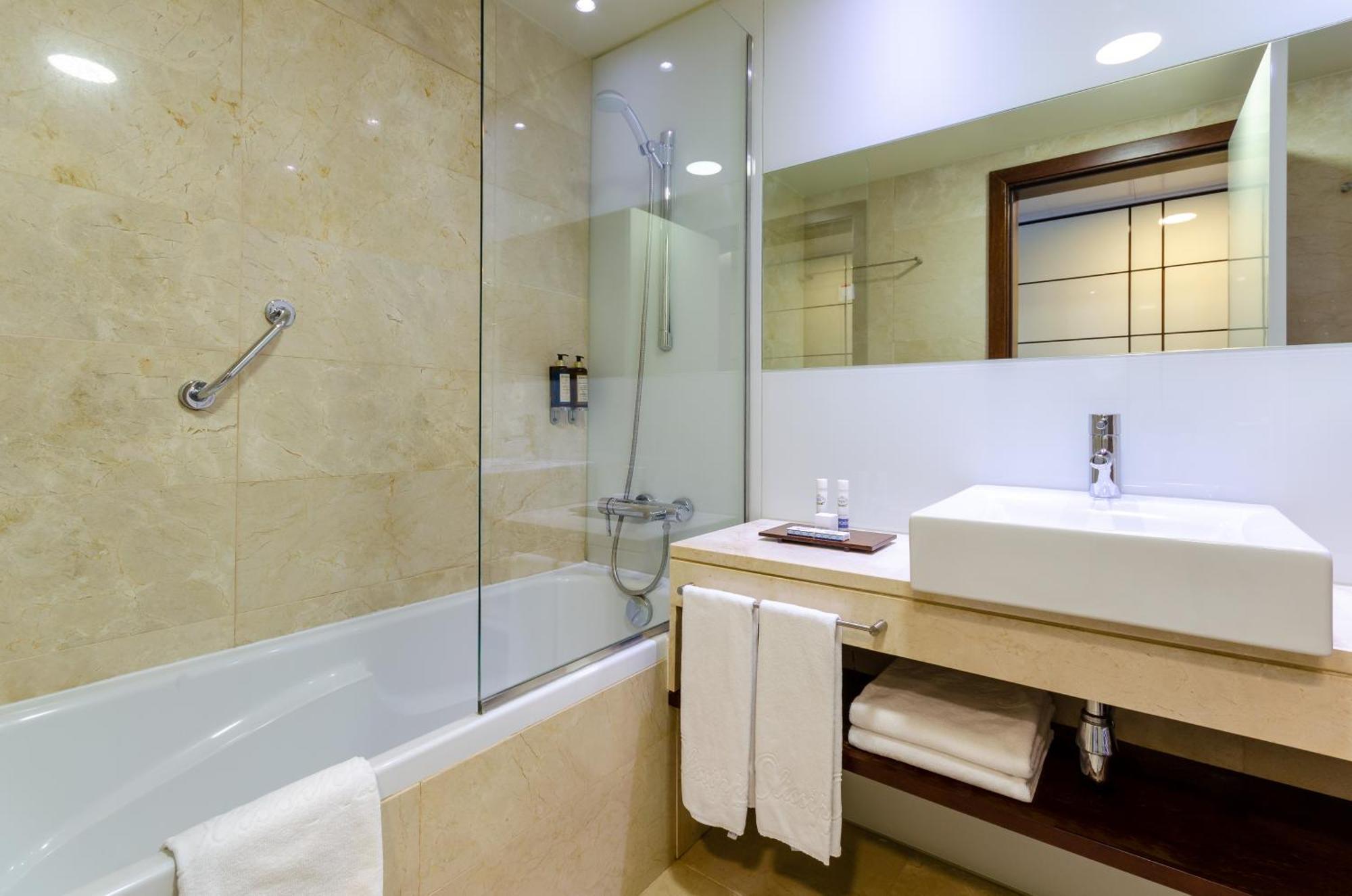 Quarto com Cama de Casal ou 2 de Solteiro
