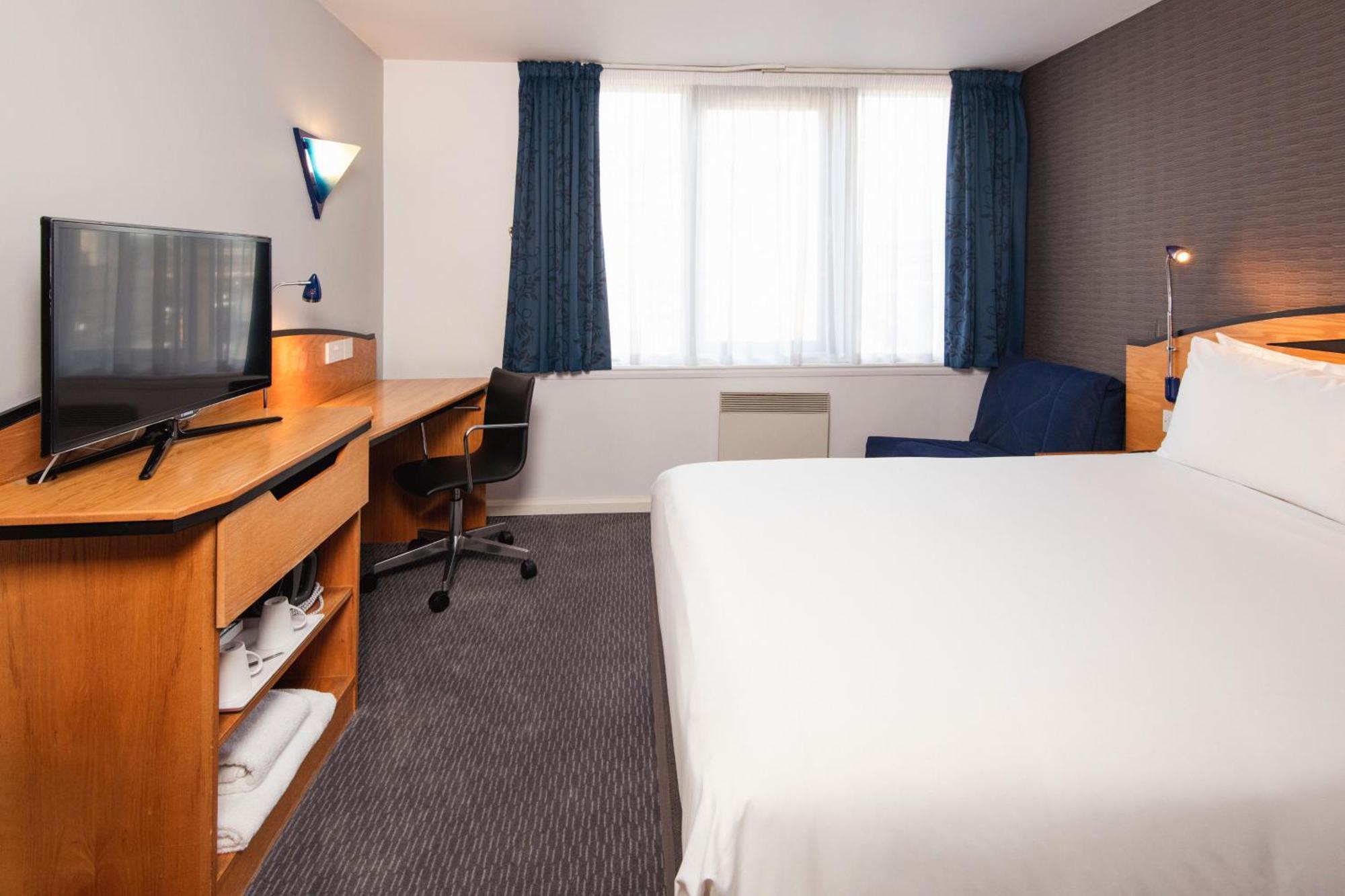 Standard Double Room with Single Sofa Bed and Free Hot Breakfast,1588041684:JPEG