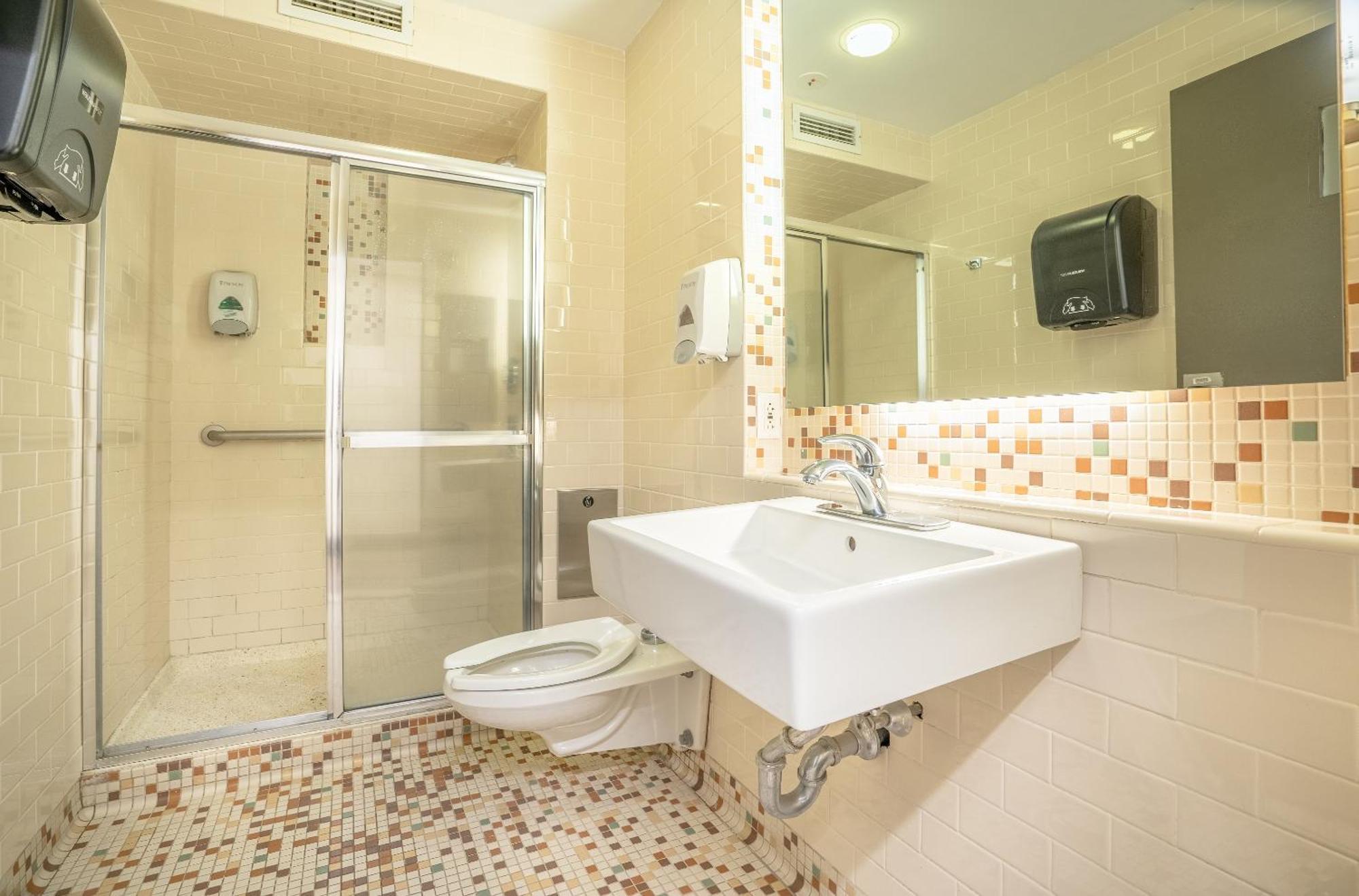 Private Deluxe Single Room Park View Semi-Private Bathroom