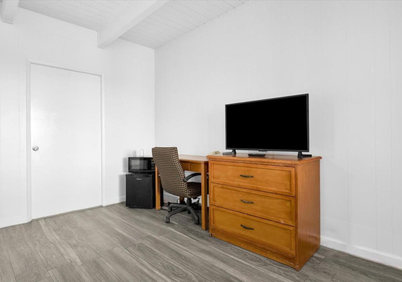 1 King 2 Queen Beds | Suite Non-Smoking