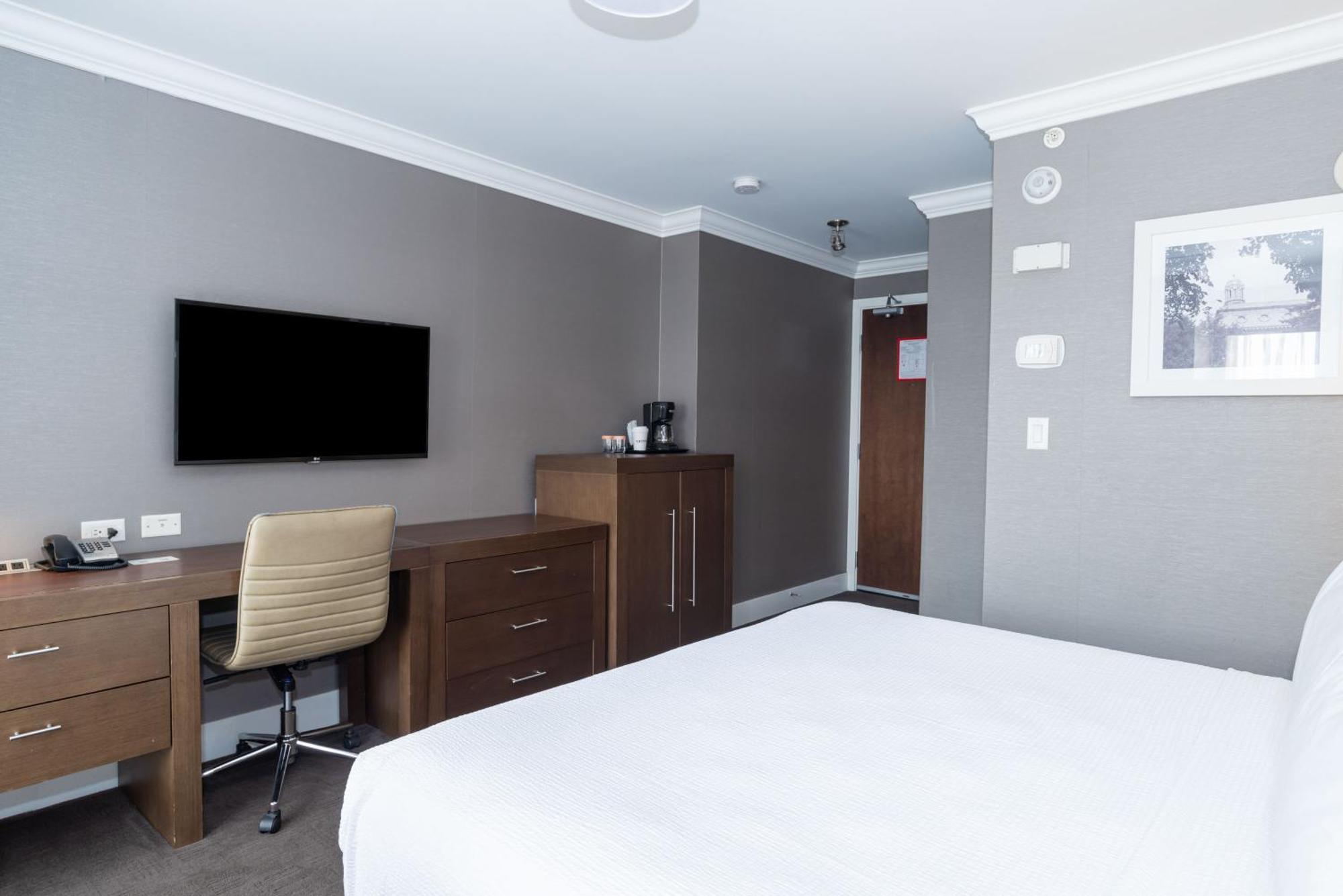Standard Room 1 Queen Bed
