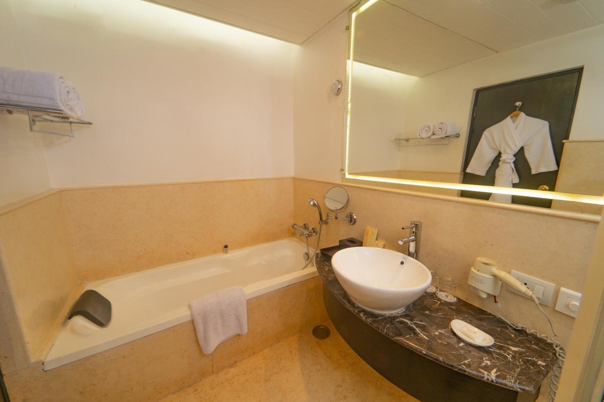 Suite bathtub Couple only No Stag & Children allowed