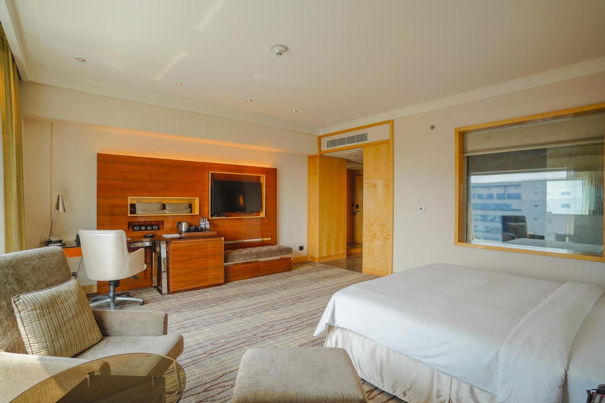 Hilton Premium King Room Lounge Access,1552621177:JPEG