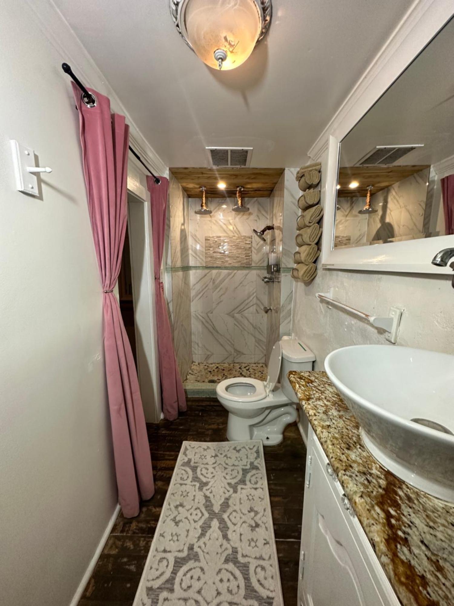 Deluxe Queen Room 4