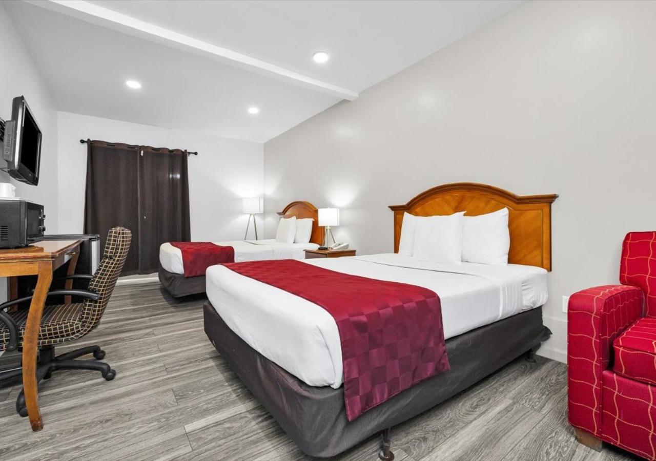 2 Queen Beds | ADA or RI Shower or Non-Smoking