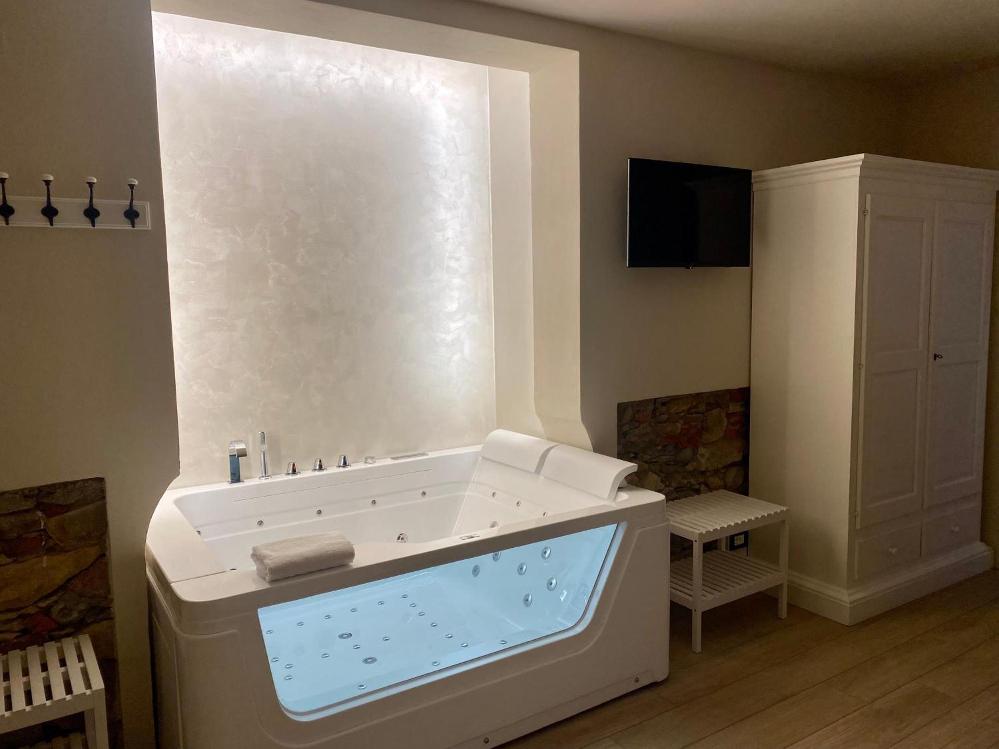 King Suite Spa Bath