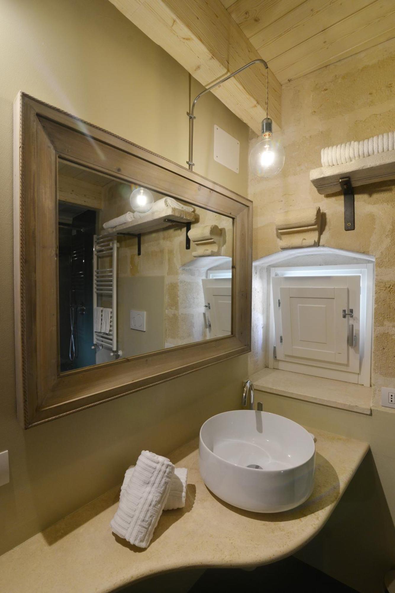 Superior King Room Bathtub