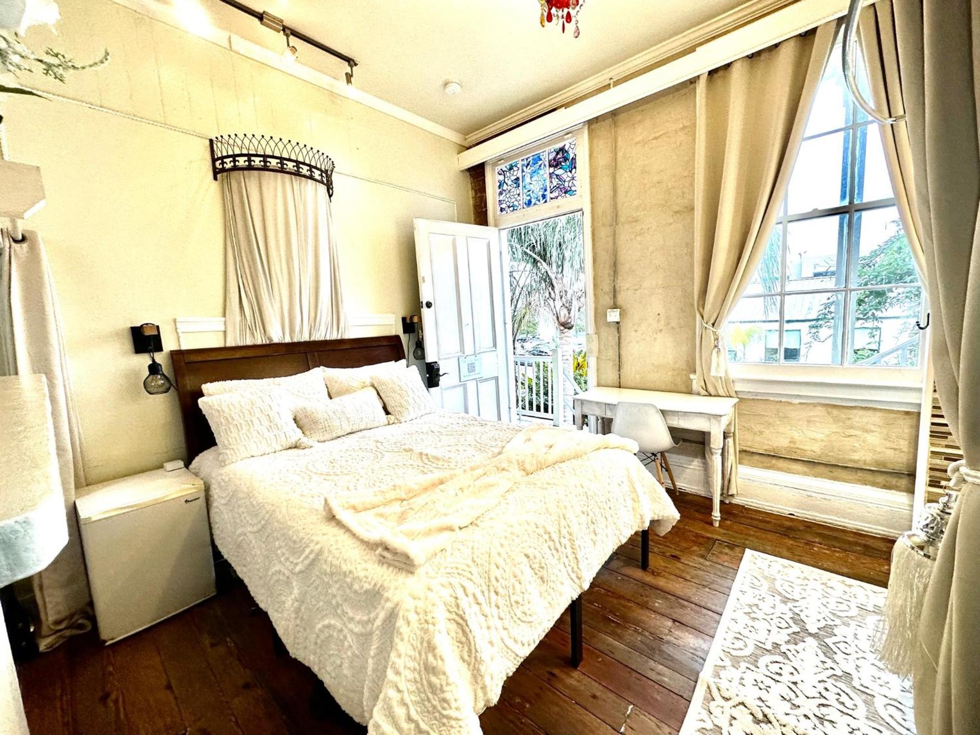 Deluxe Queen Room 2