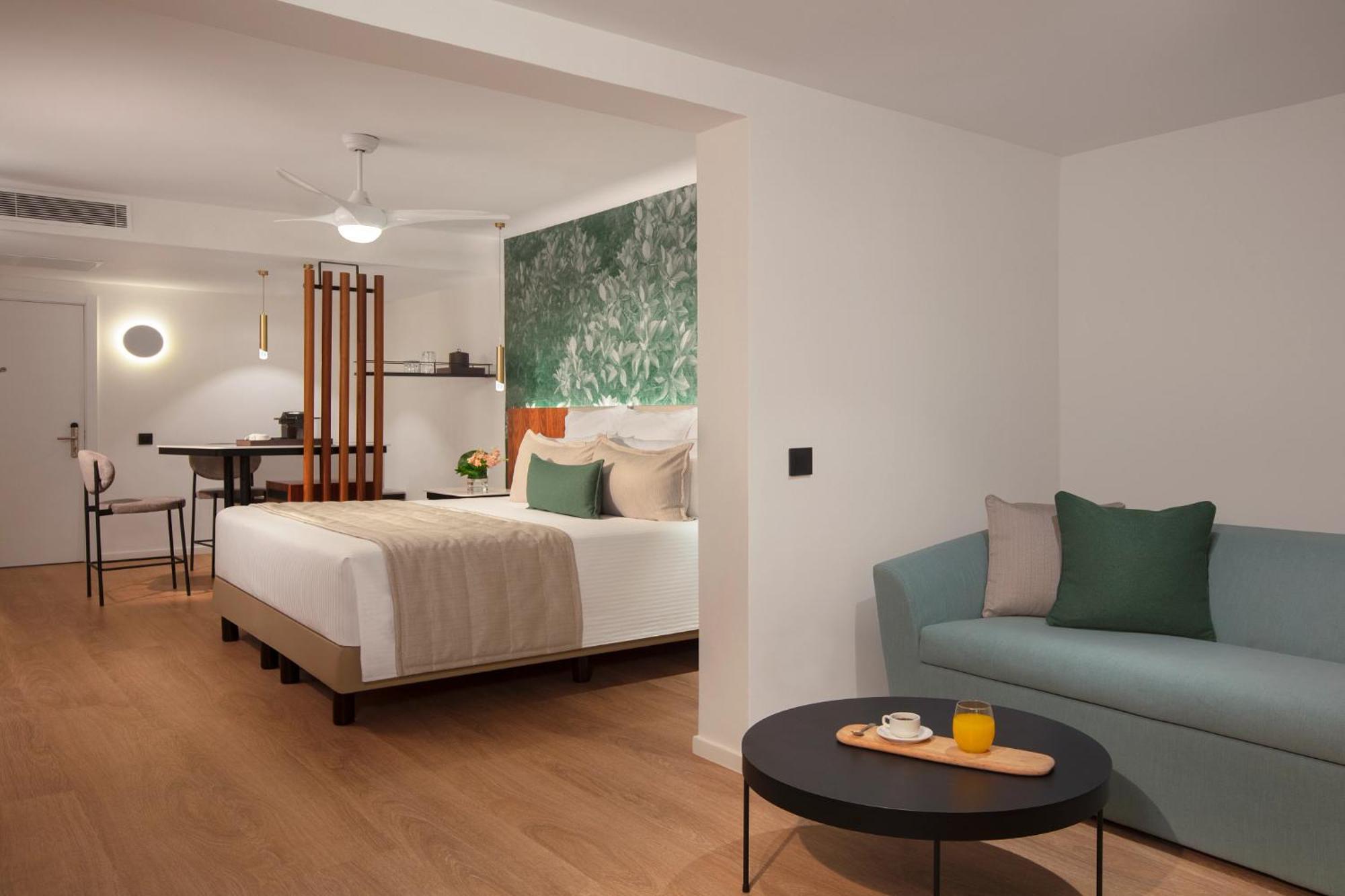Deluxe King Room Garden View
