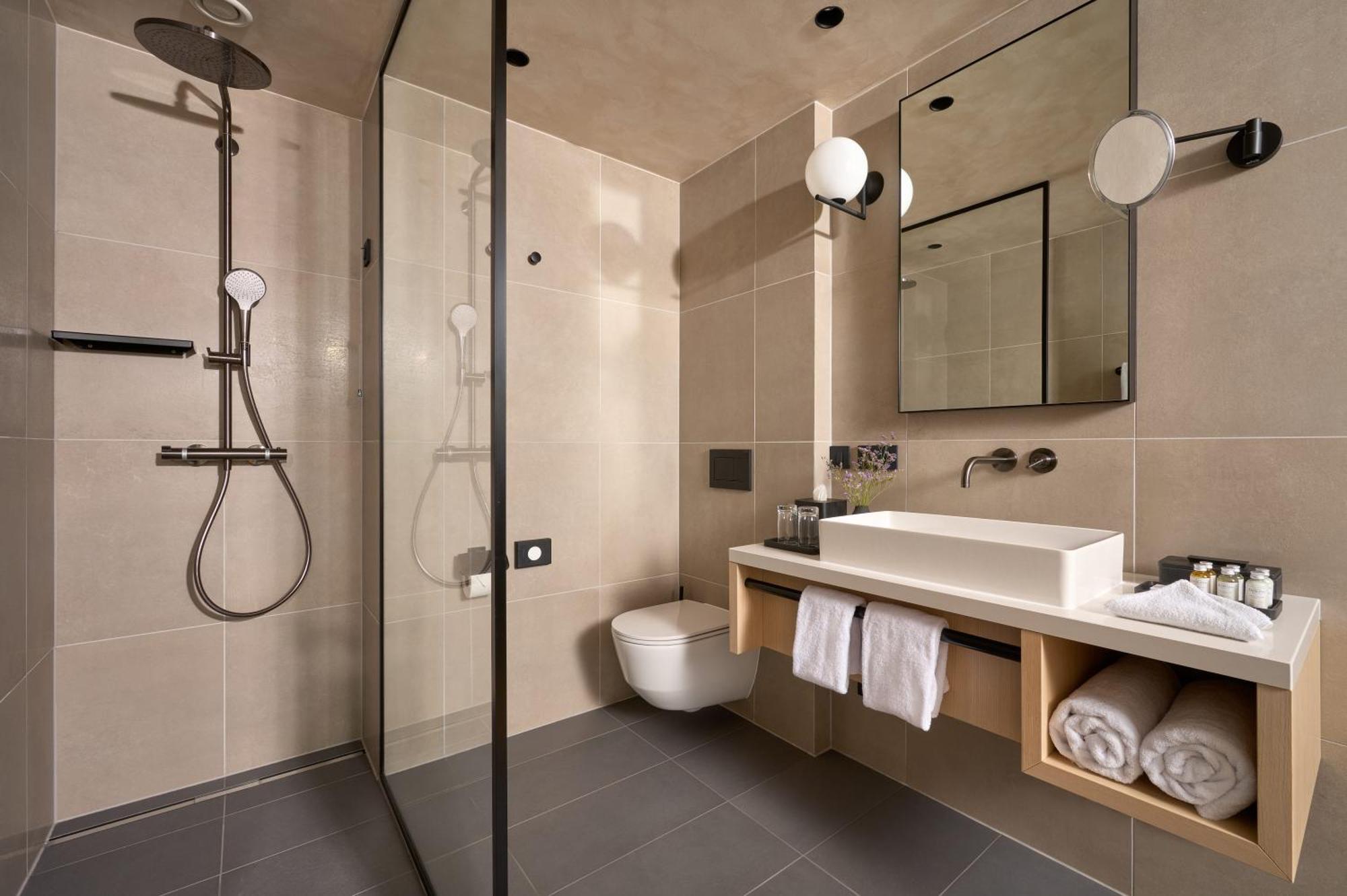 Superior King Room City View