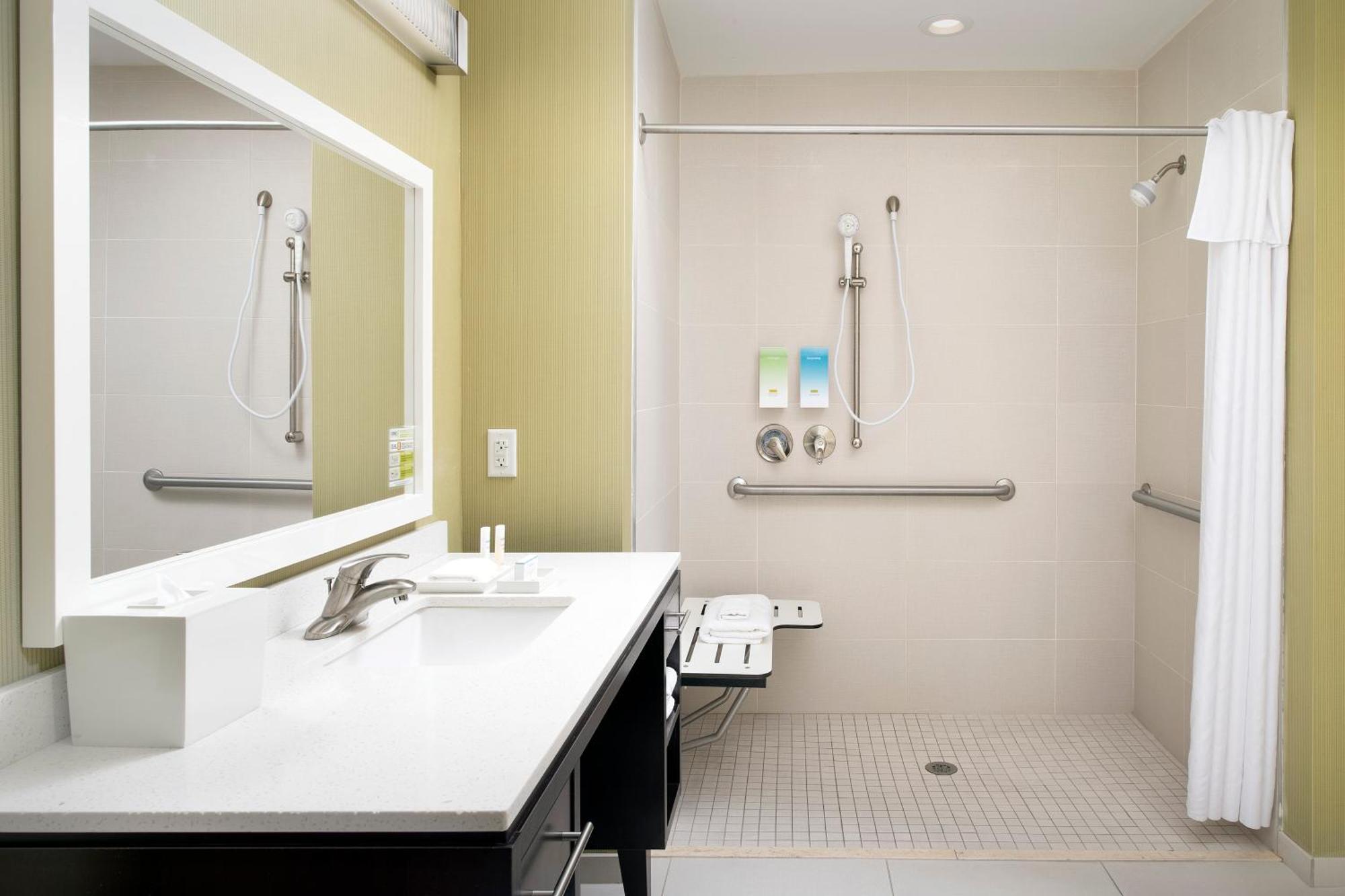 King Suite - Mobility and Hearing Access/Non-Smoking