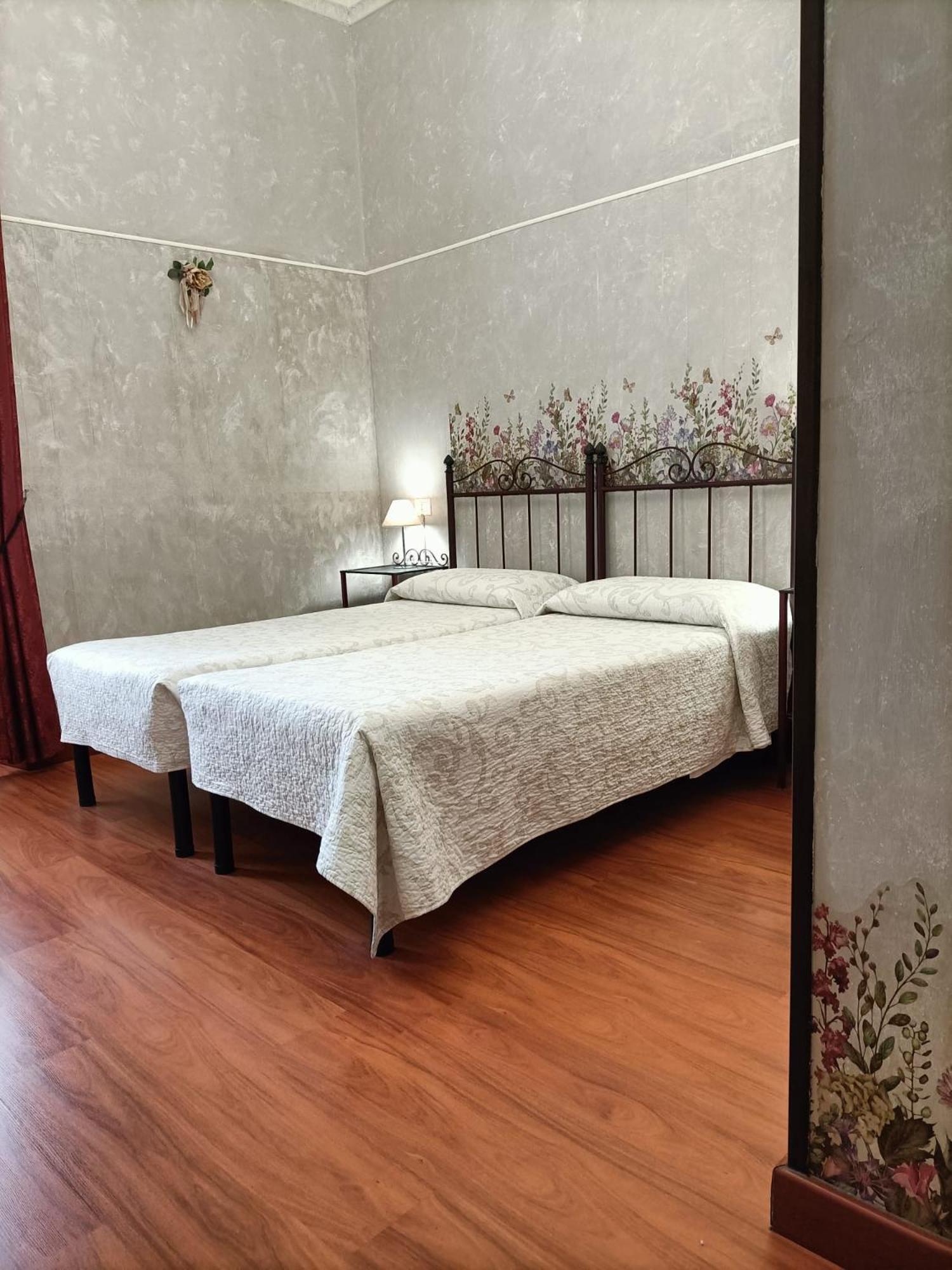 Quarto Duplo Standard com Banheiro Compartilhado