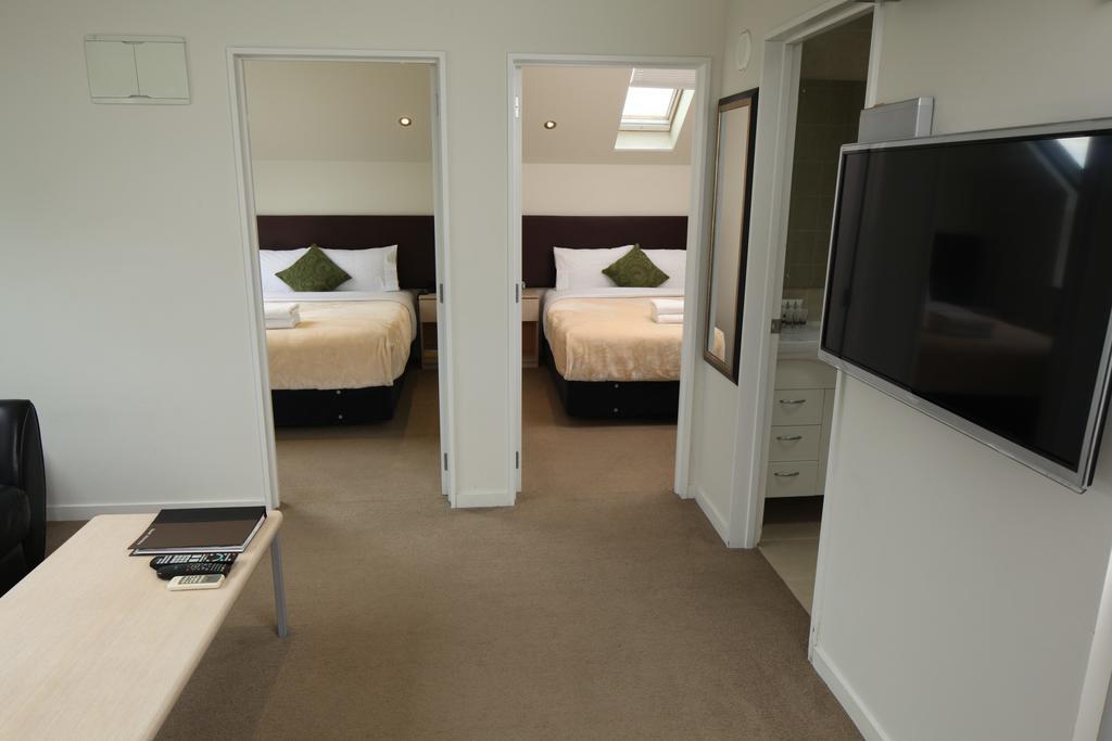 Two-Bedroom Apartment Spa Bath