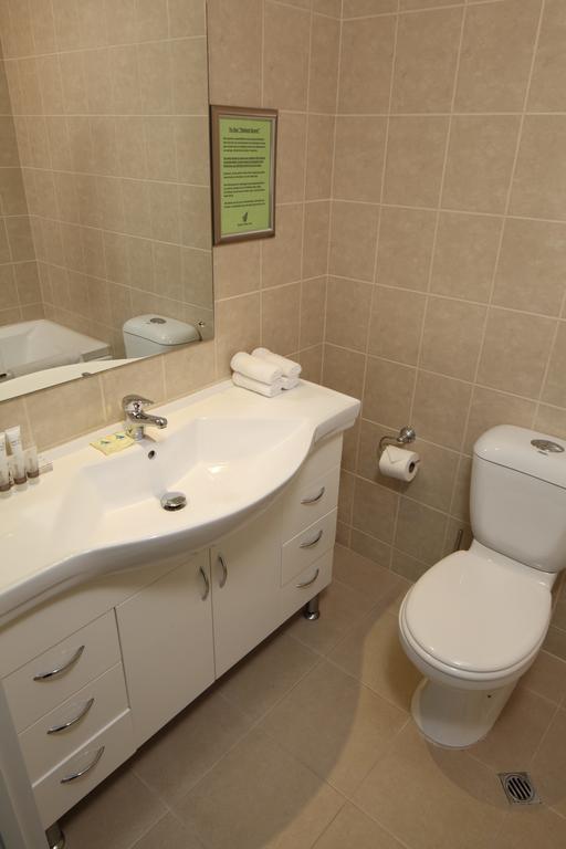 Two-Bedroom Apartment Spa Bath