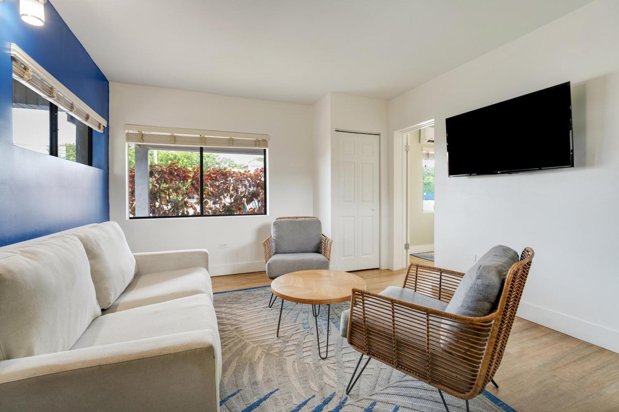 Junior Queen Suite