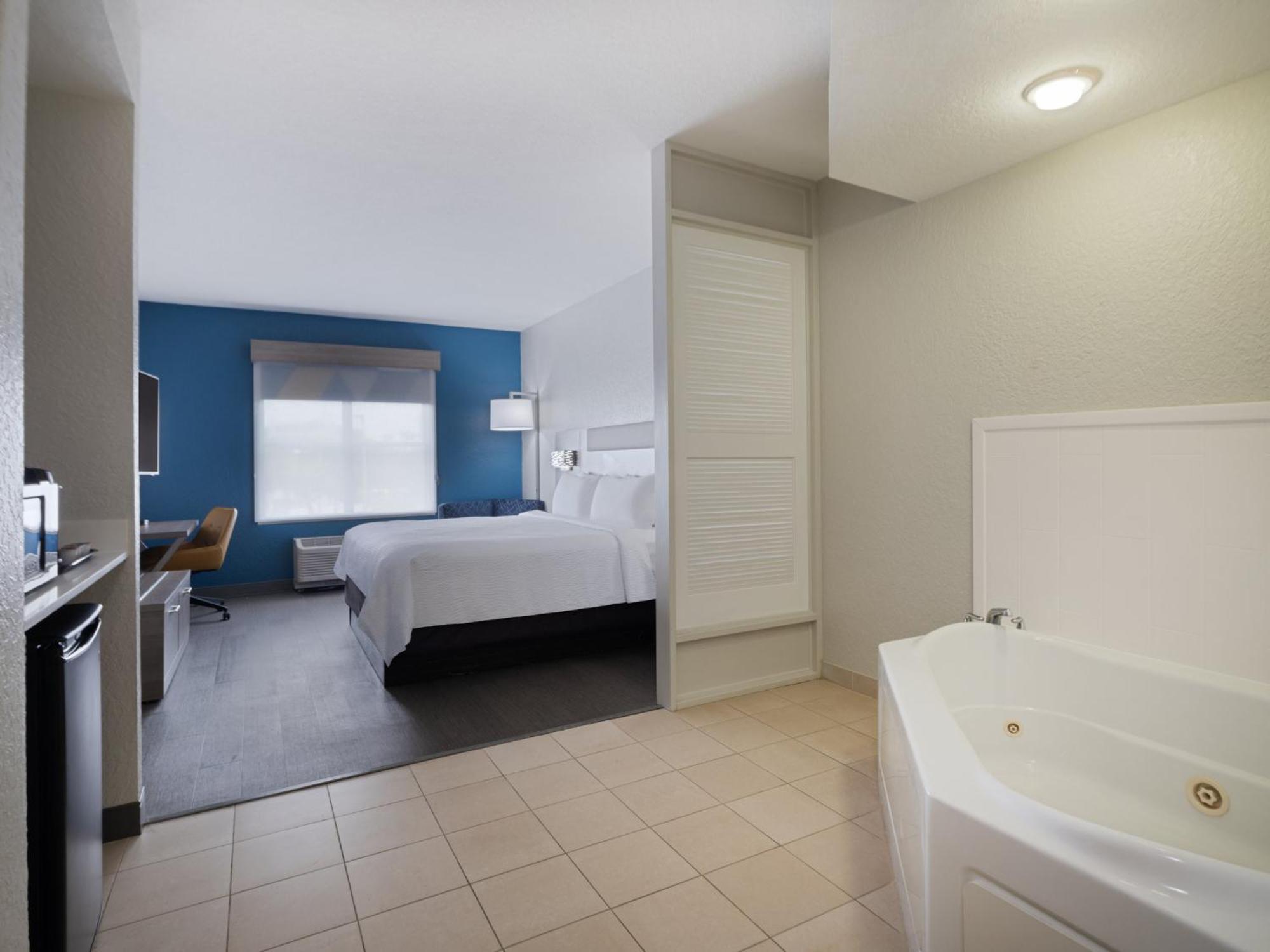 Zimmer mit Kingsize-Bett und Badewanne mit Düsen