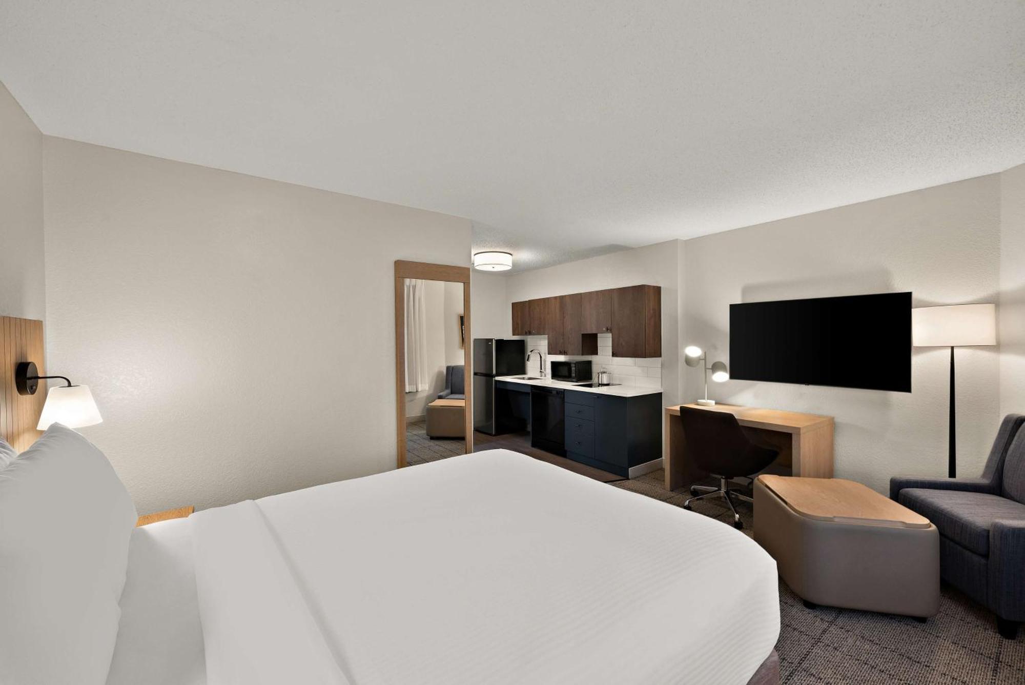 Queen Studio Suite Mobil Access Tub Non-Smoking,1528957333:JPEG