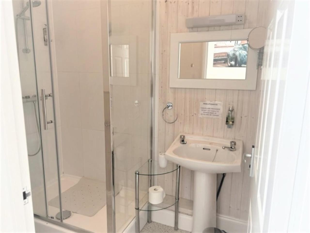 Economy Triple Room,1529271832:JPEG