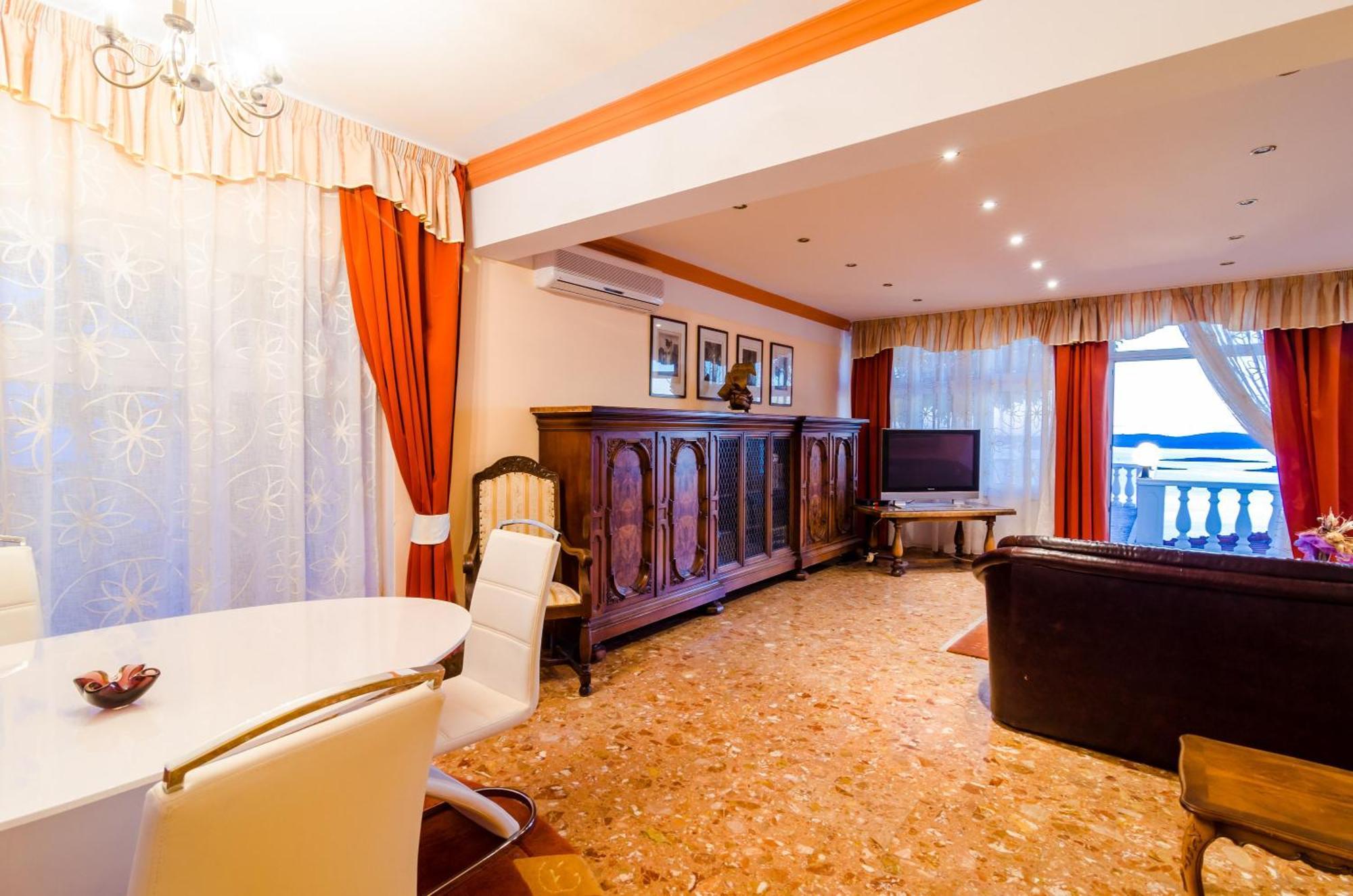 Deluxe President Suite